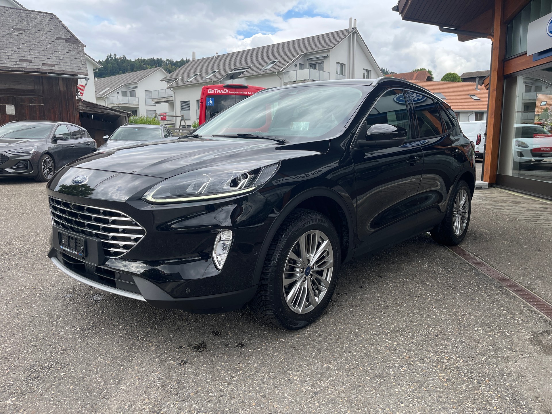 FORD Kuga 2.5 FHEV Titanium X 4WD-image-2