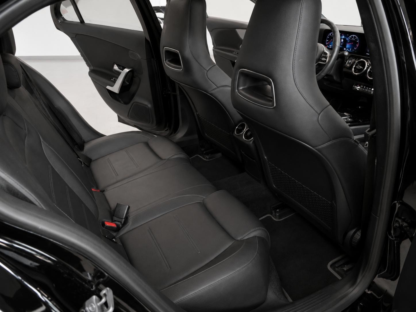 MERCEDES-BENZ A 180 | CH-Fahrzeug | Elegantes Luxus-Interieur-image-13