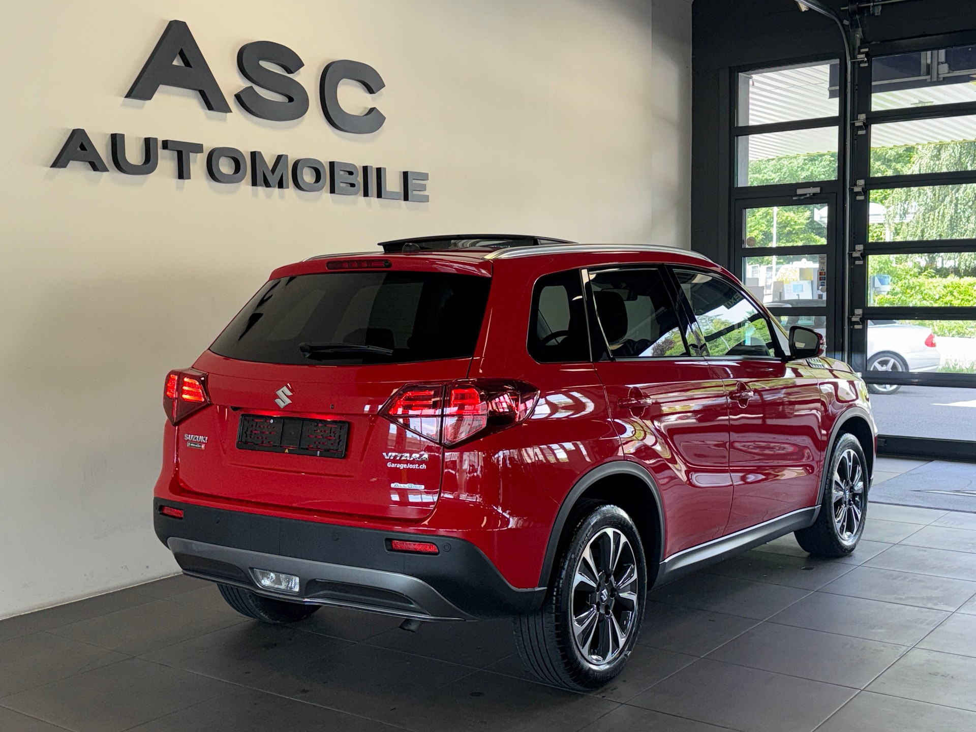 SUZUKI Vitara 1.4 Boosterjet Compact Top Automatic SWISS EDITION-image-2