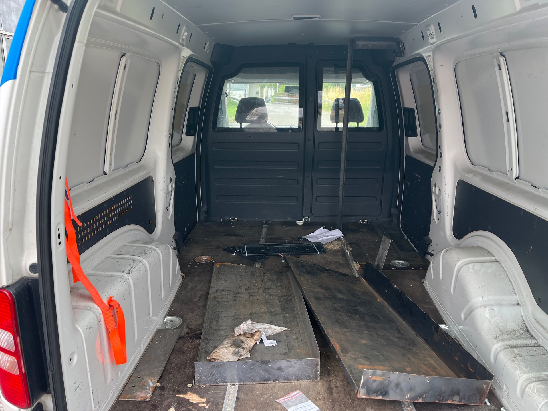 VW Caddy Maxi 2.0 TDI 4Motion-image-6