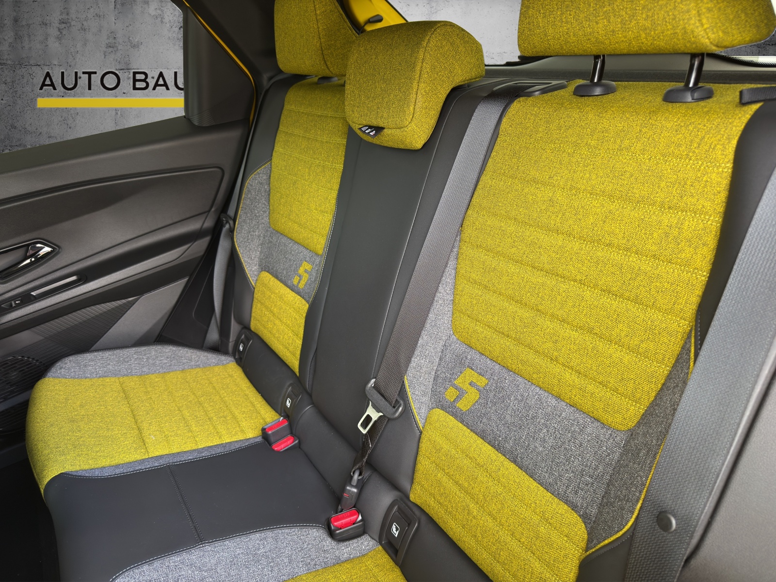 RENAULT R5 E-Tech Comfort Range 52 kWh Iconic Five-image-11