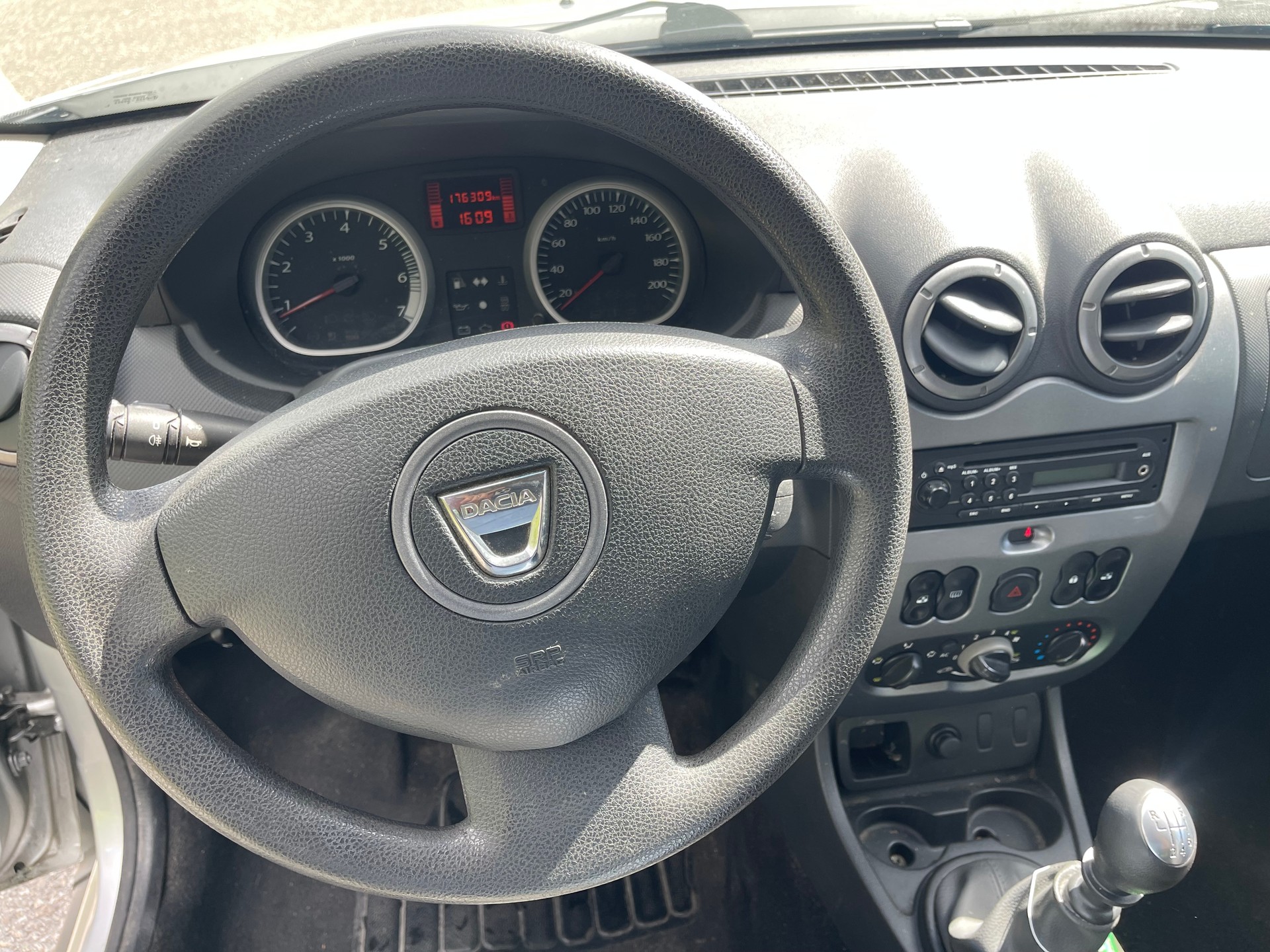 DACIA Duster 1.5 dCi Lauréate 4x4-image-11