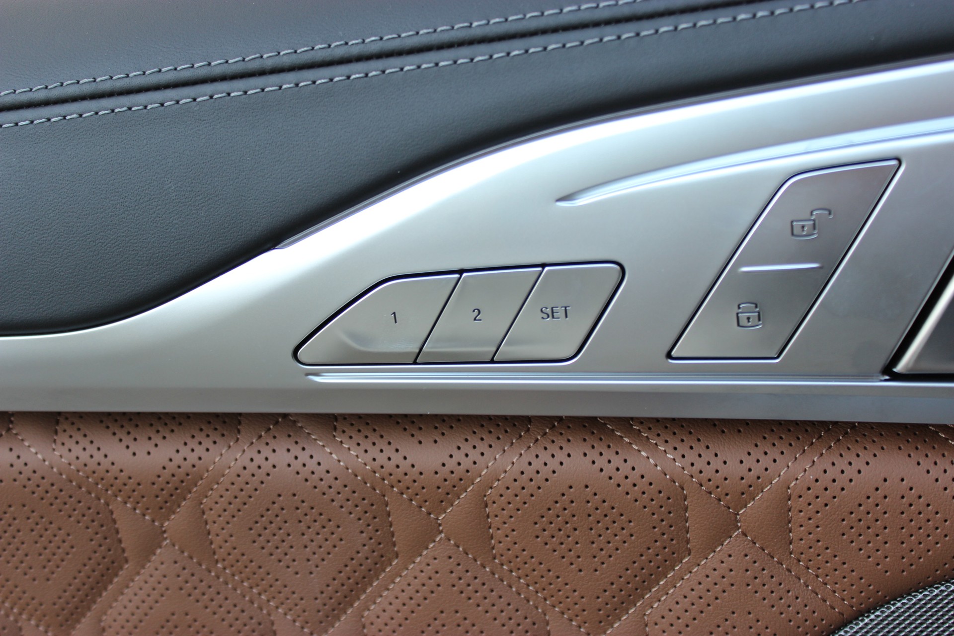 BMW M8 xDrive M Competition Cabrio-image-7