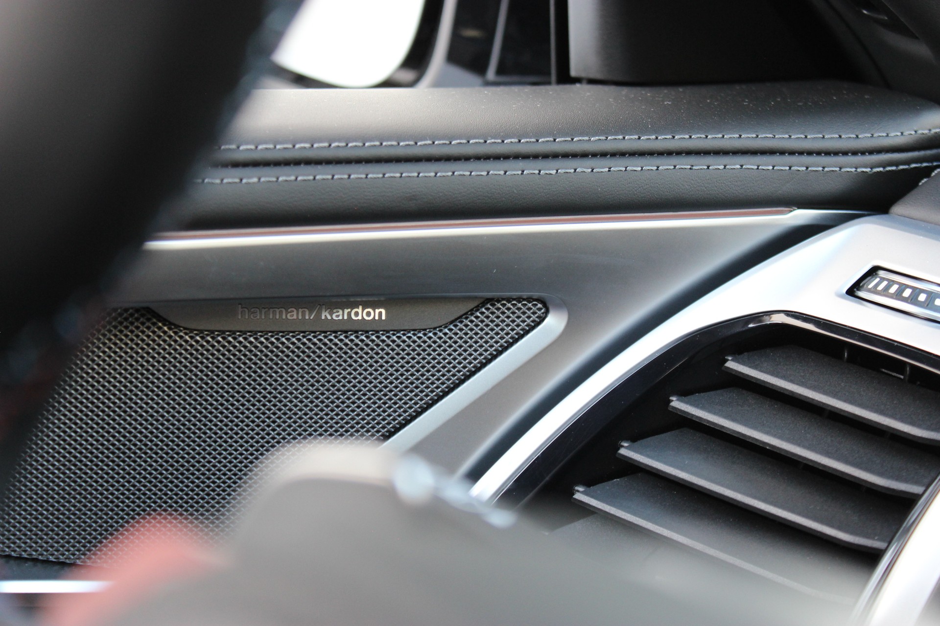 BMW M8 xDrive M Competition Cabrio-image-8