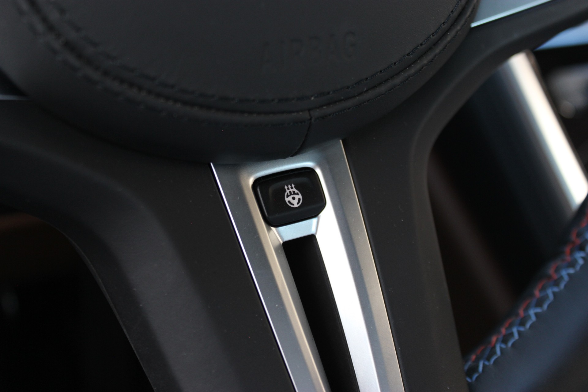BMW M8 xDrive M Competition Cabrio-image-13