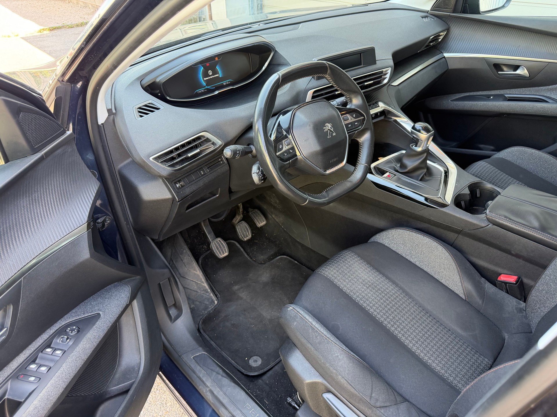 PEUGEOT 5008 1.2 Pure Tech Access-image-8