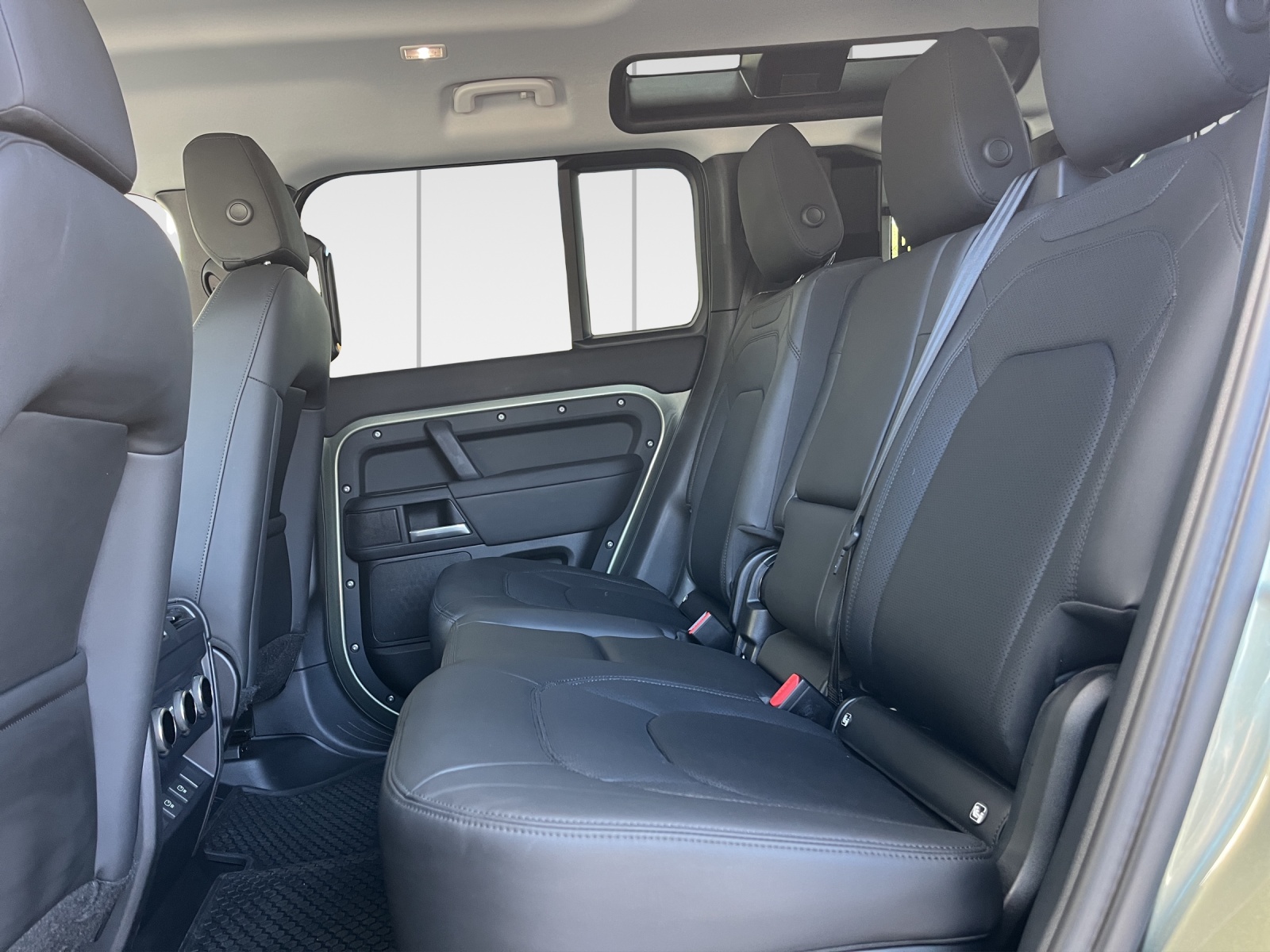 LAND ROVER Defender 110 3.0 D I6 250 S AWD AT8-image-7