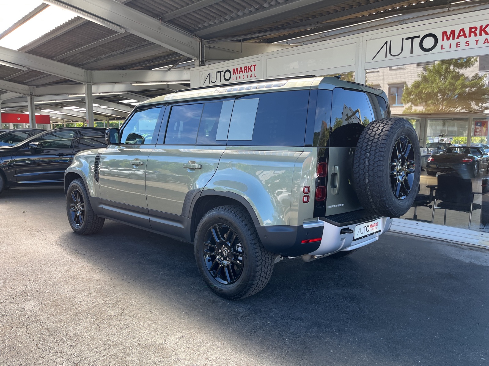 LAND ROVER Defender 110 3.0 D I6 250 S AWD AT8-image-2