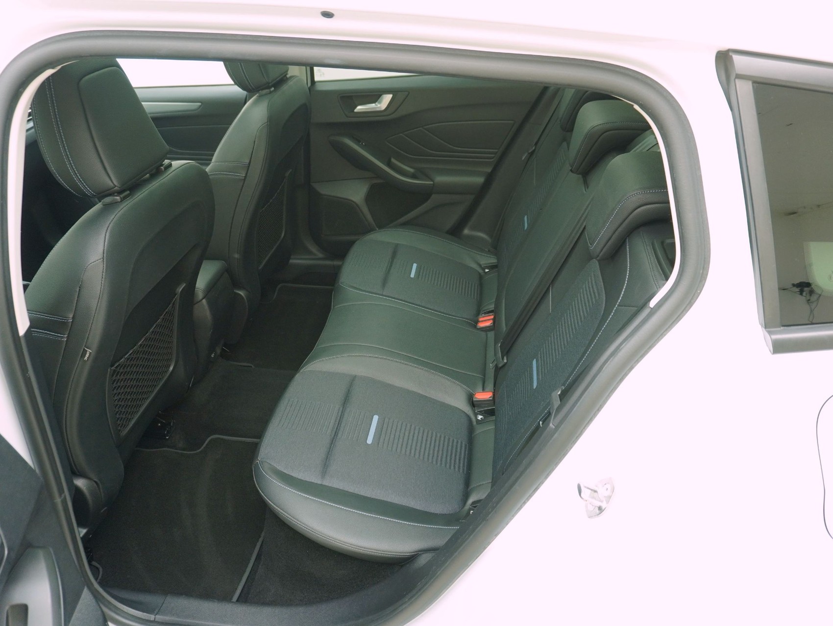 FORD Focus Station Wagon 1.5i EcoB SCTi Active-image-11
