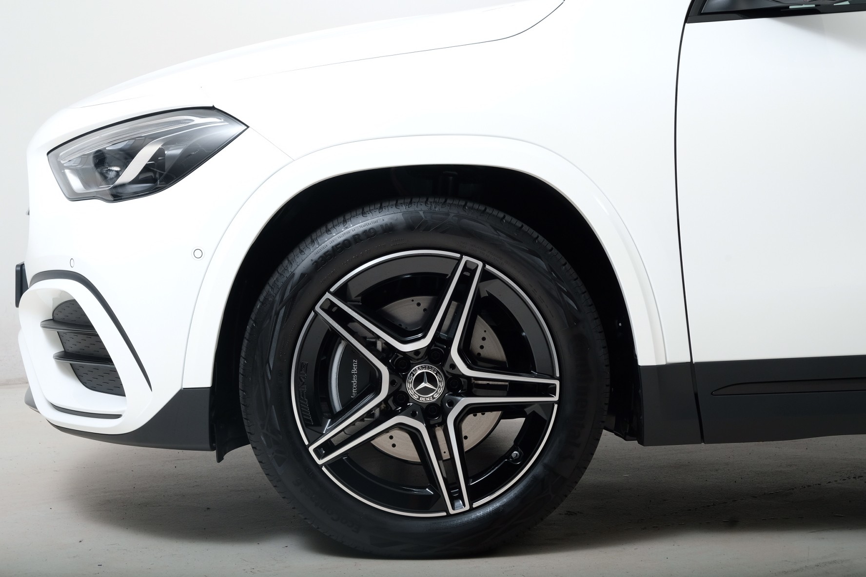 MERCEDES-BENZ GLA 200 Night Star 7G-DCT-showroom-element-2