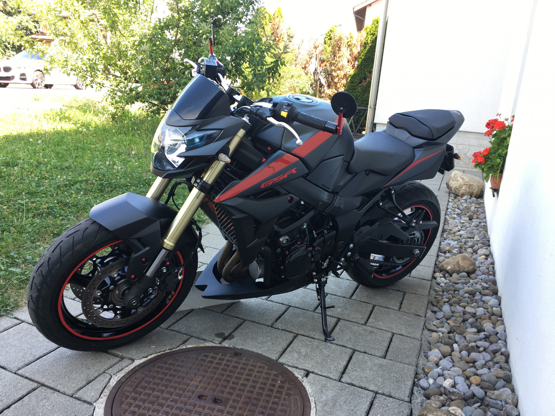 SUZUKI GSR 750 A/U-showroom-element-3