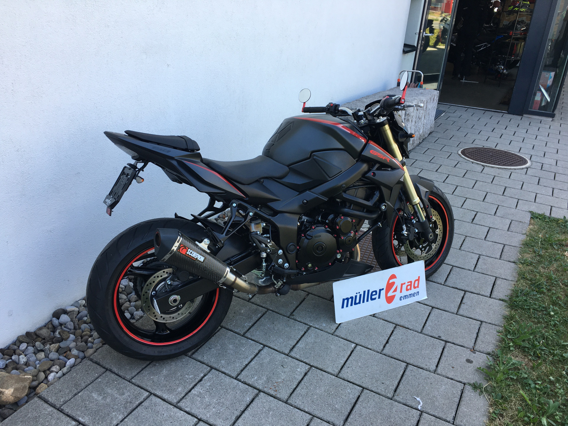 SUZUKI GSR 750 A/U-image-4