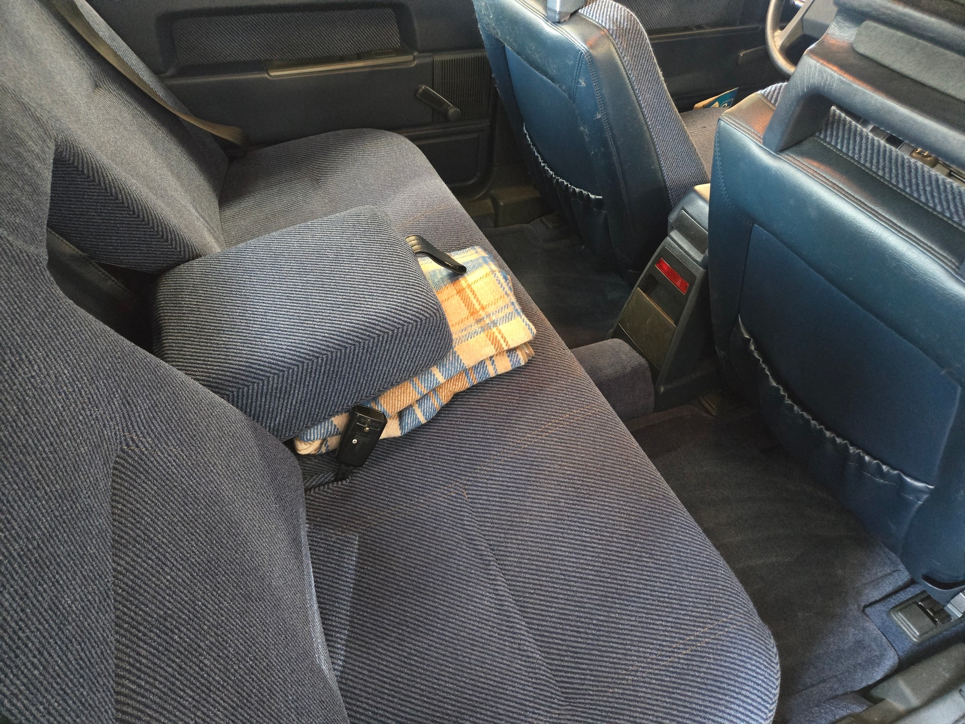 VOLVO 740 2.3 GL-image-13