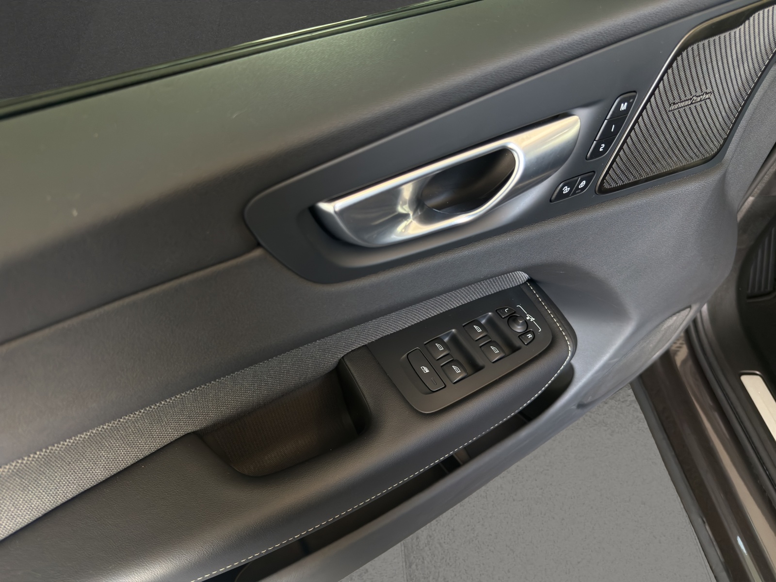 VOLVO XC60 2.0 T8 TE XCENTRIC eAWD-image-9