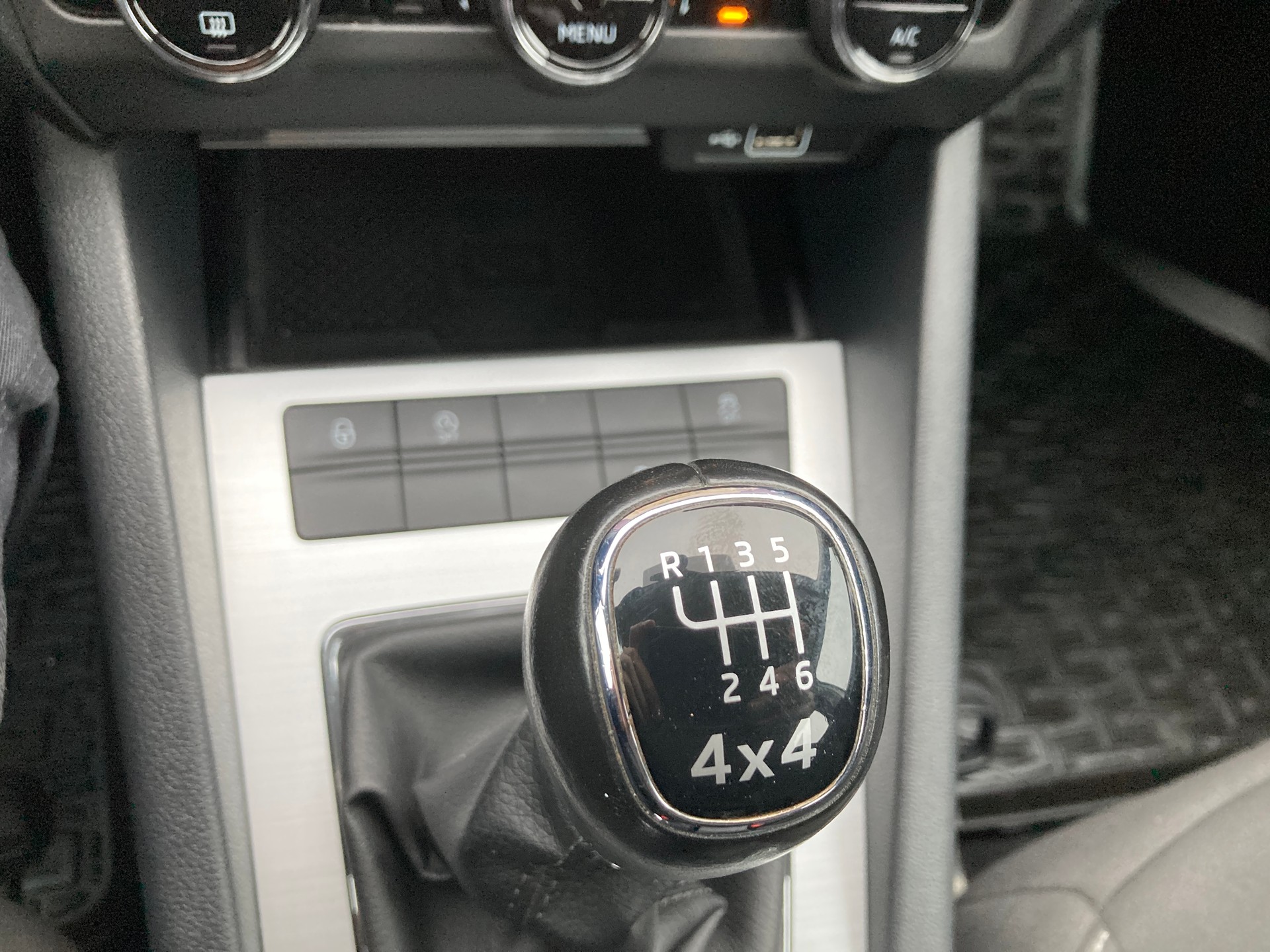 SKODA Octavia Combi 1.6 TDI Ambition 4x4 mit Anhängerkupplung-image-11