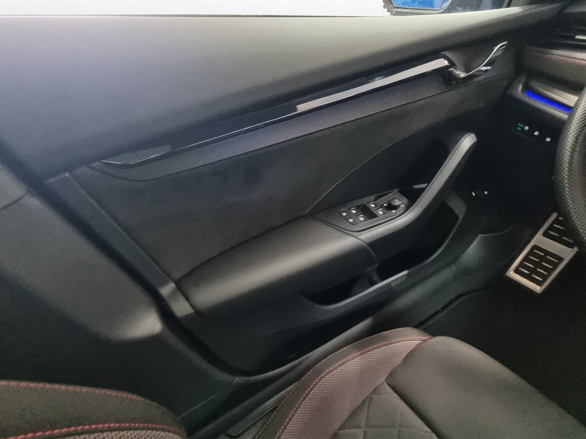 SKODA Octavia Combi 1.4 TSI PHEV 245 RS DSG-image-11