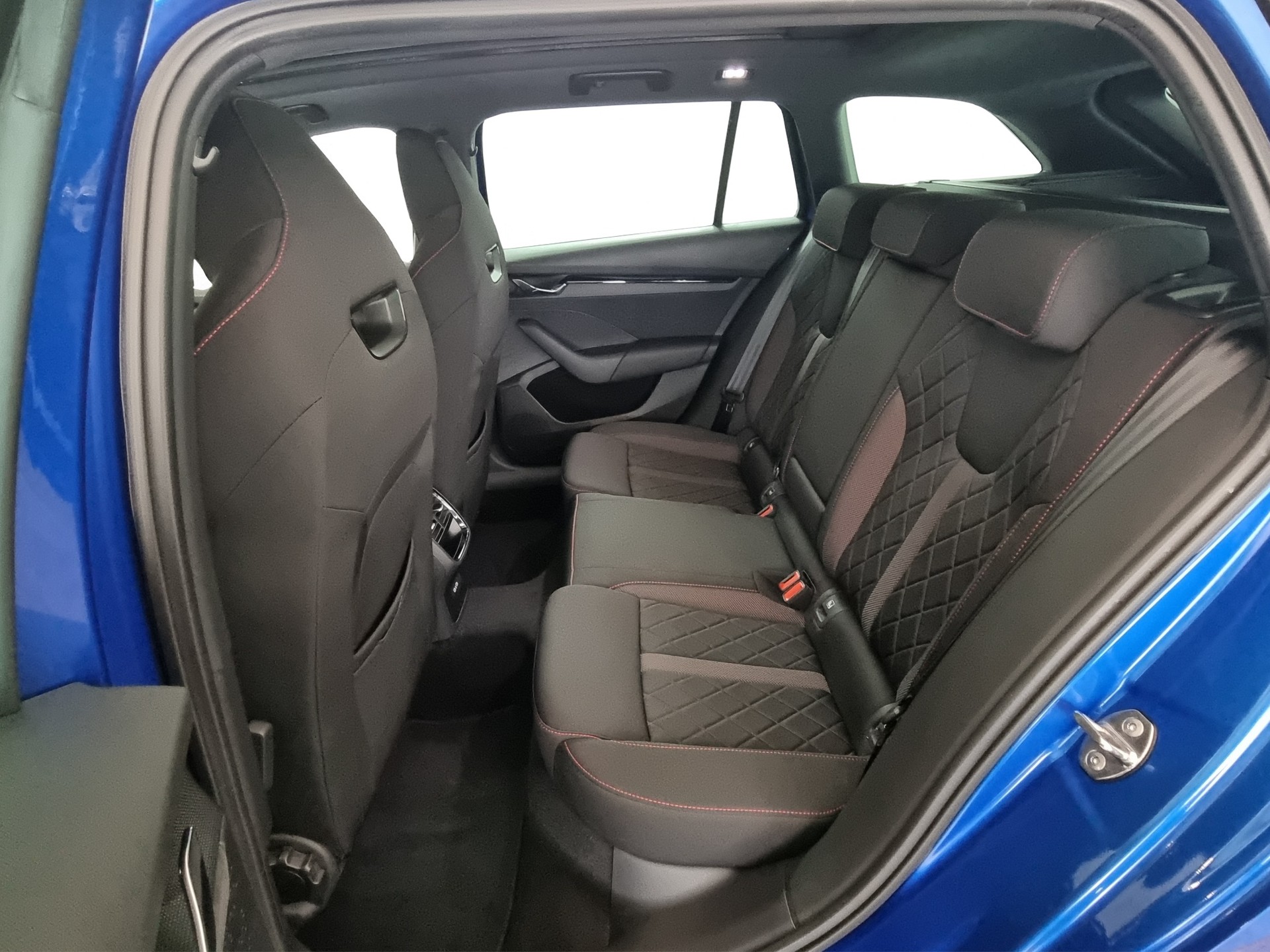 SKODA Octavia Combi 1.4 TSI PHEV 245 RS DSG-image-6