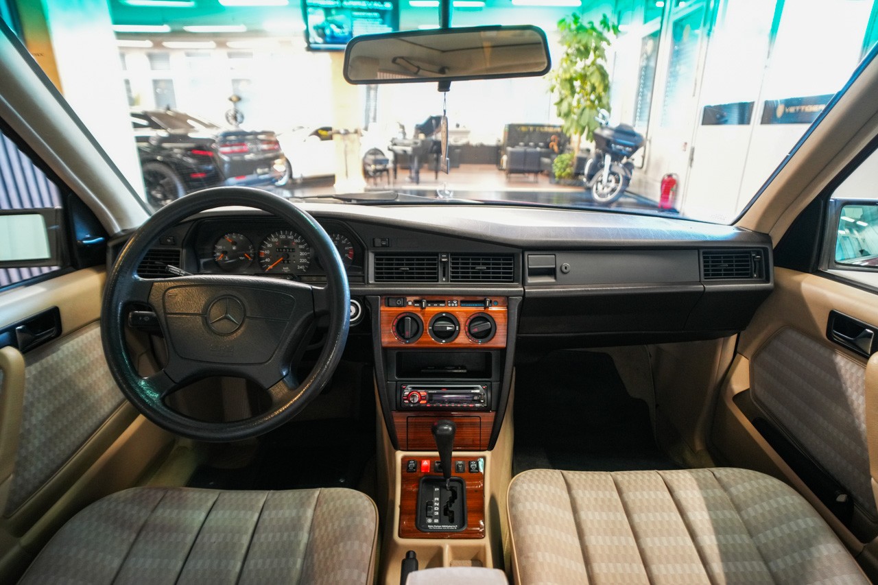 MERCEDES-BENZ 190 E 2.6-image-6