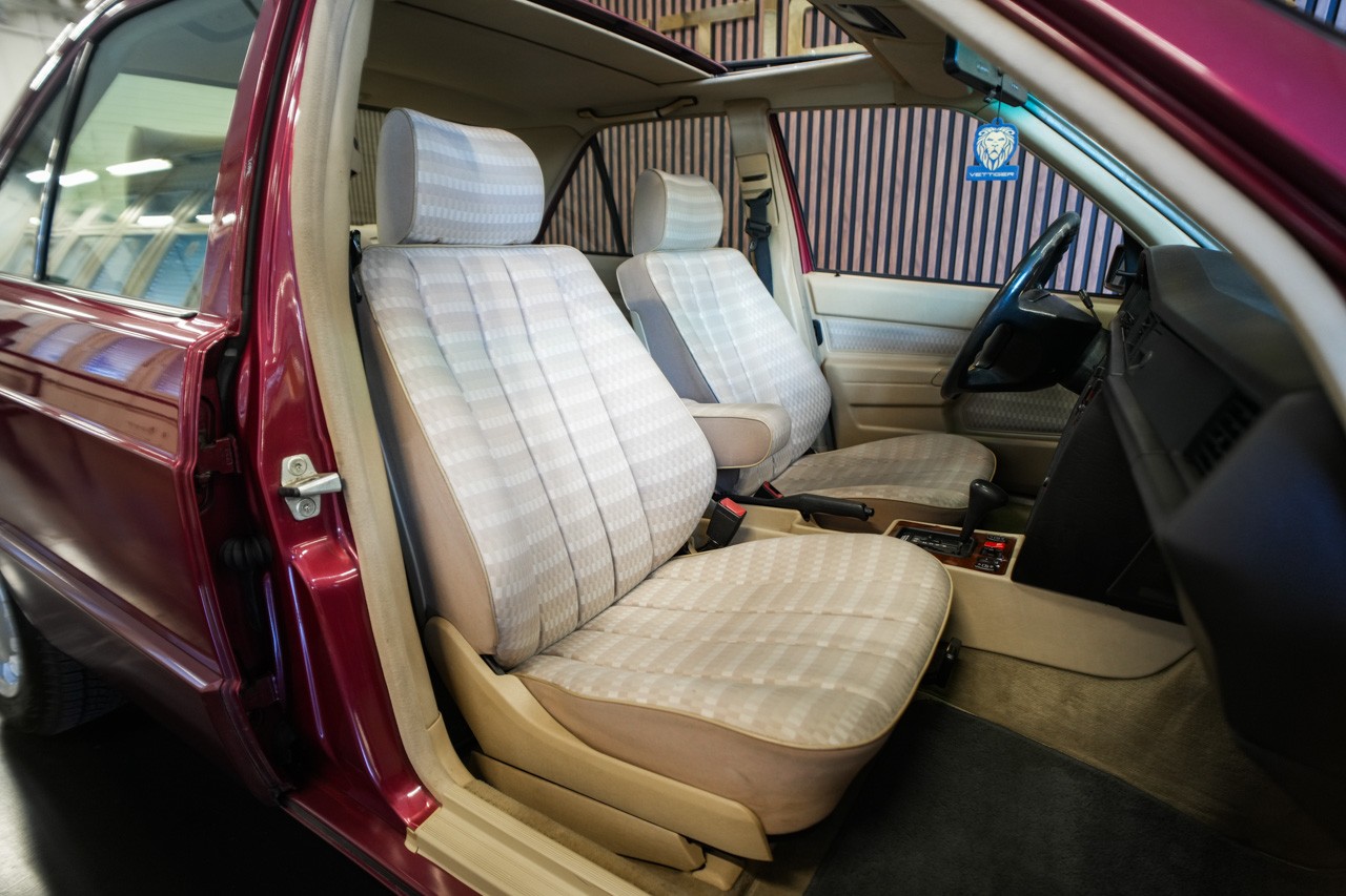 MERCEDES-BENZ 190 E 2.6-image-12