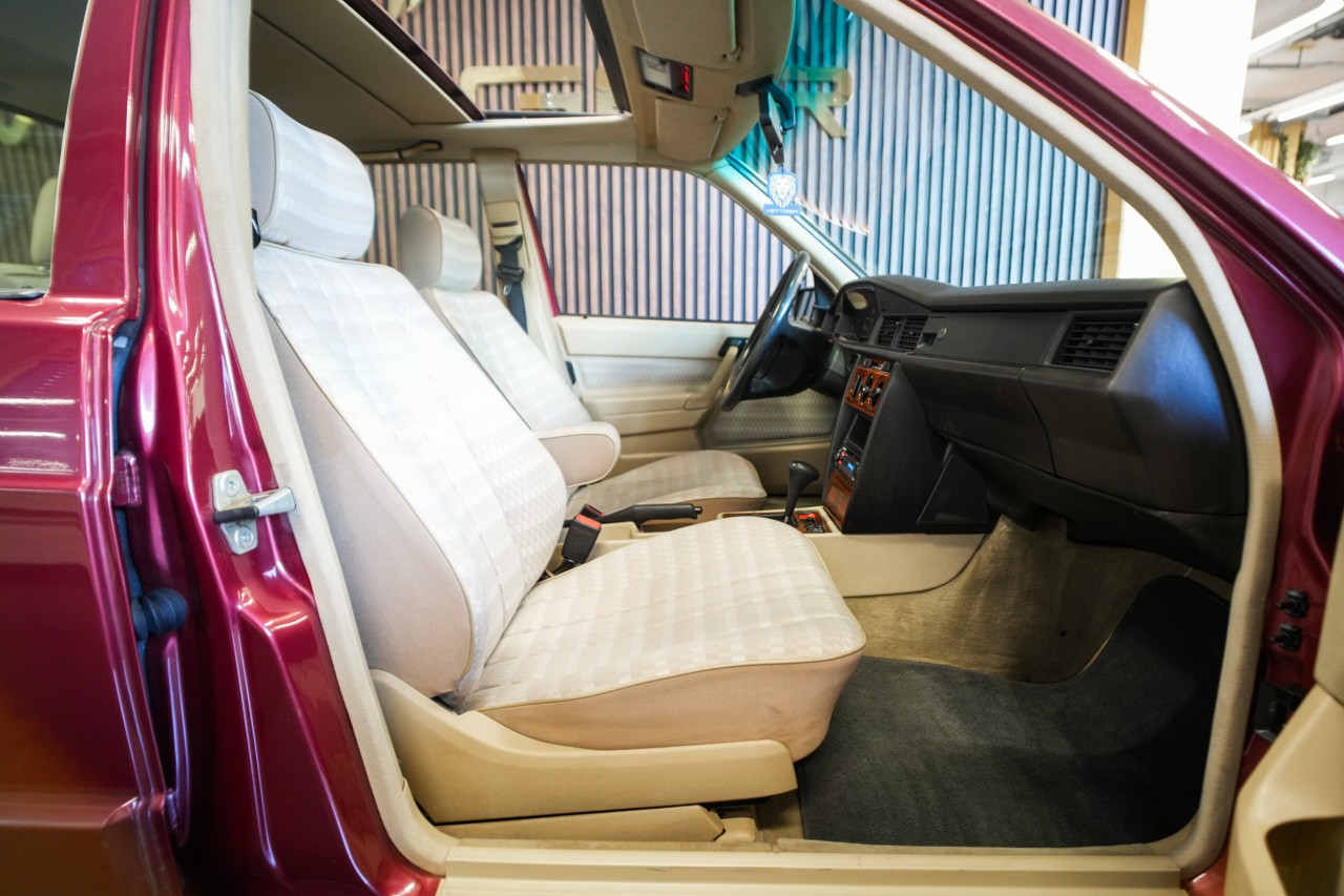 MERCEDES-BENZ 190 E 2.6-image-10
