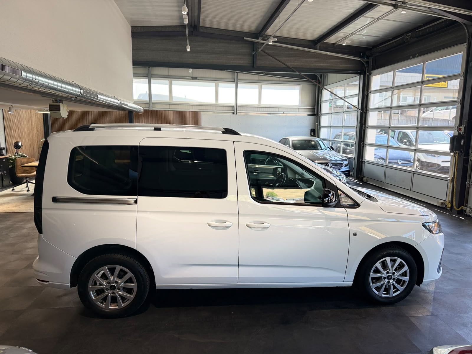 FORD Tourneo Connect 2.0 EcoBlue Titanium Automat-image-6