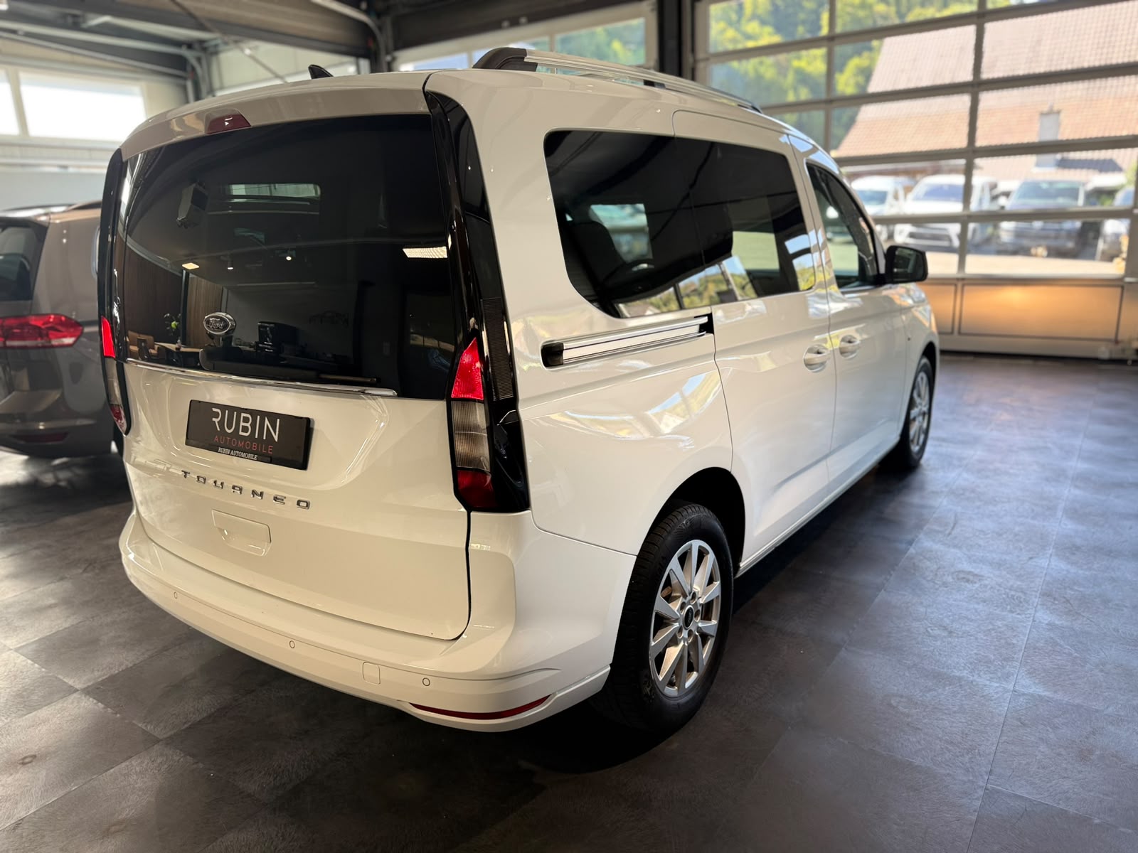 FORD Tourneo Connect 2.0 EcoBlue Titanium Automat-image-5