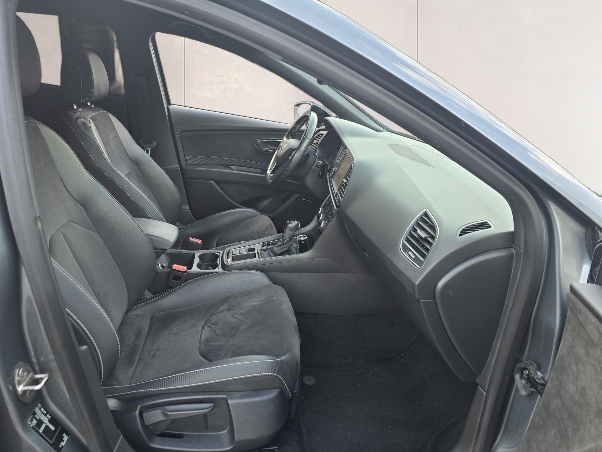SEAT Leon 2.0 TSI Cupra 300 DSG-image-16