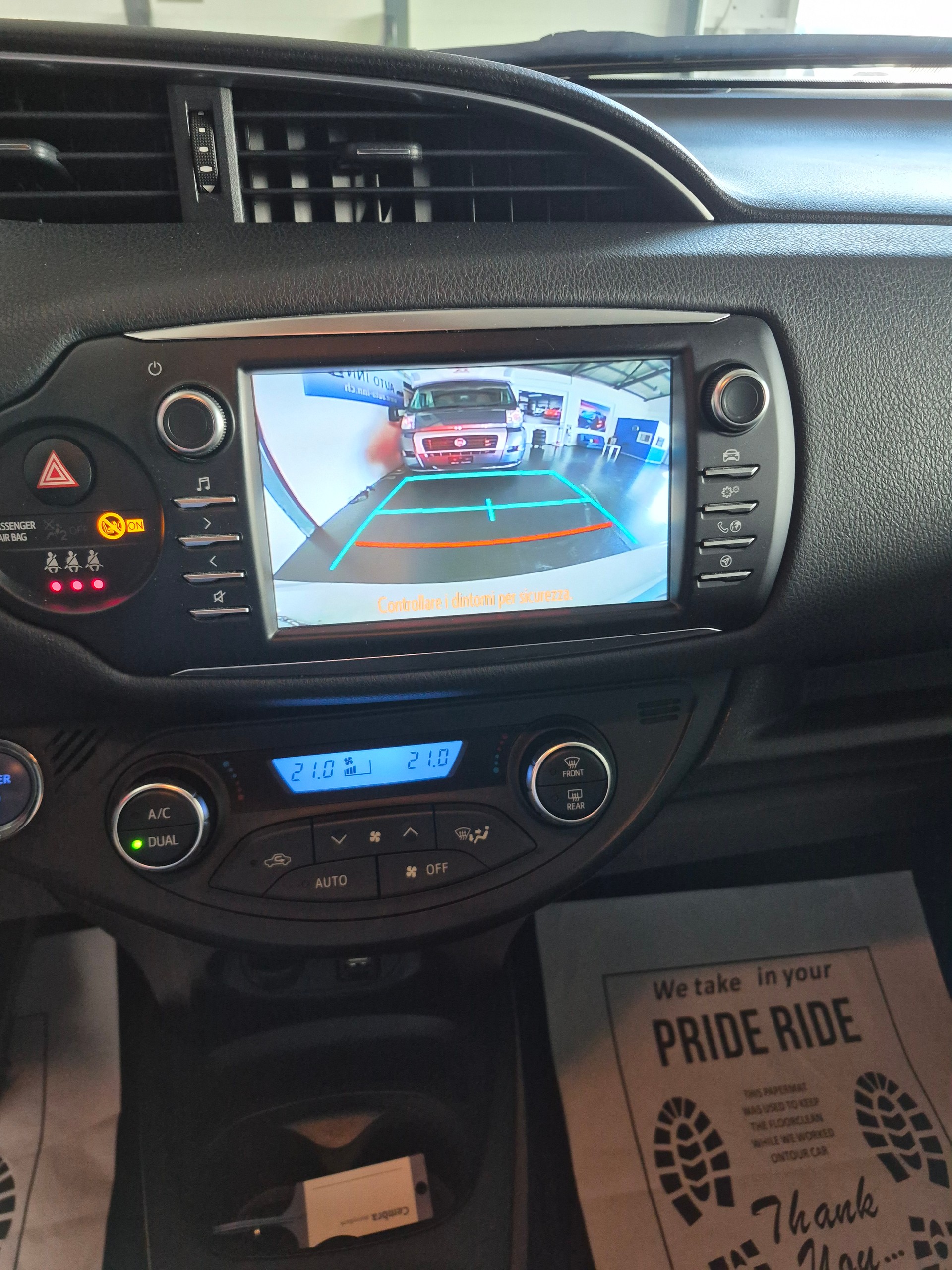 TOYOTA Yaris 1.5 VVT-i Hybrid Premium e-CVT-image-5