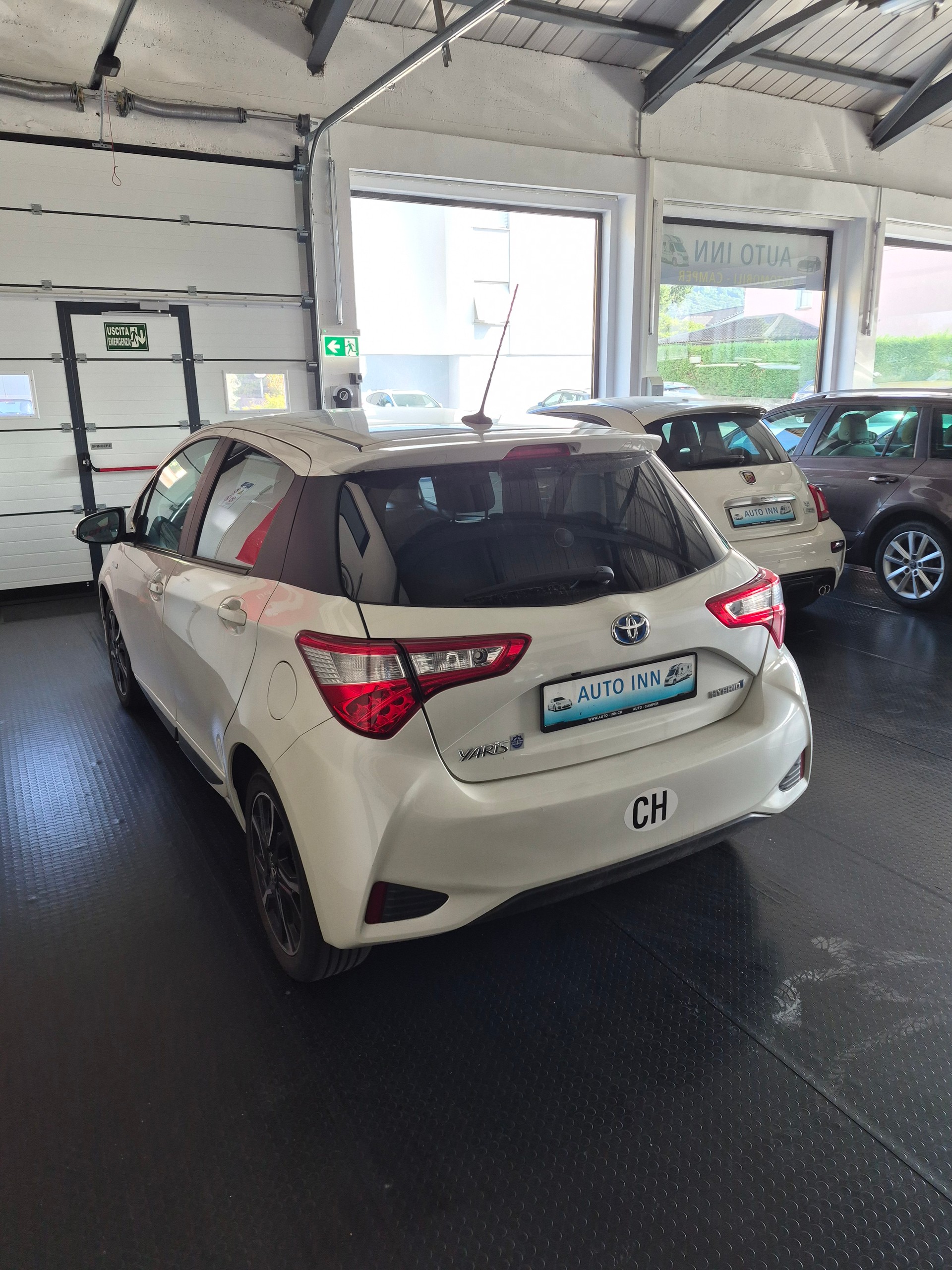 TOYOTA Yaris 1.5 VVT-i Hybrid Premium e-CVT-image-3