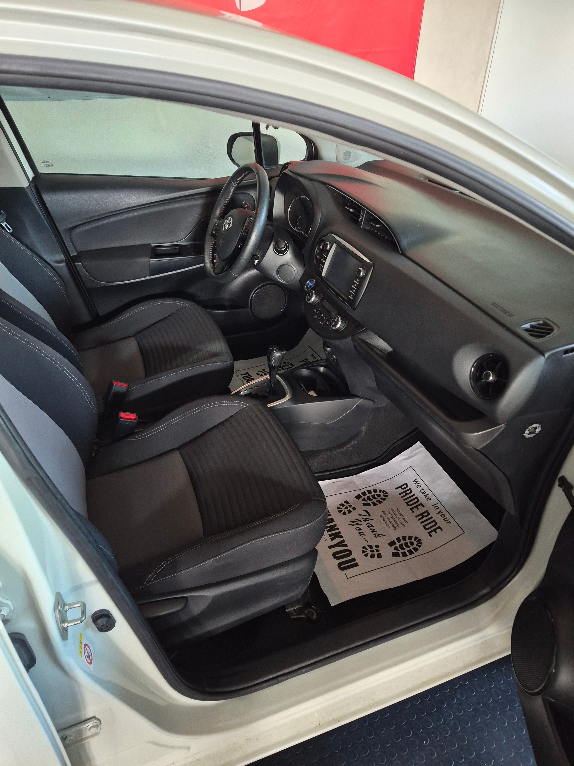 TOYOTA Yaris 1.5 VVT-i Hybrid Premium e-CVT-image-7