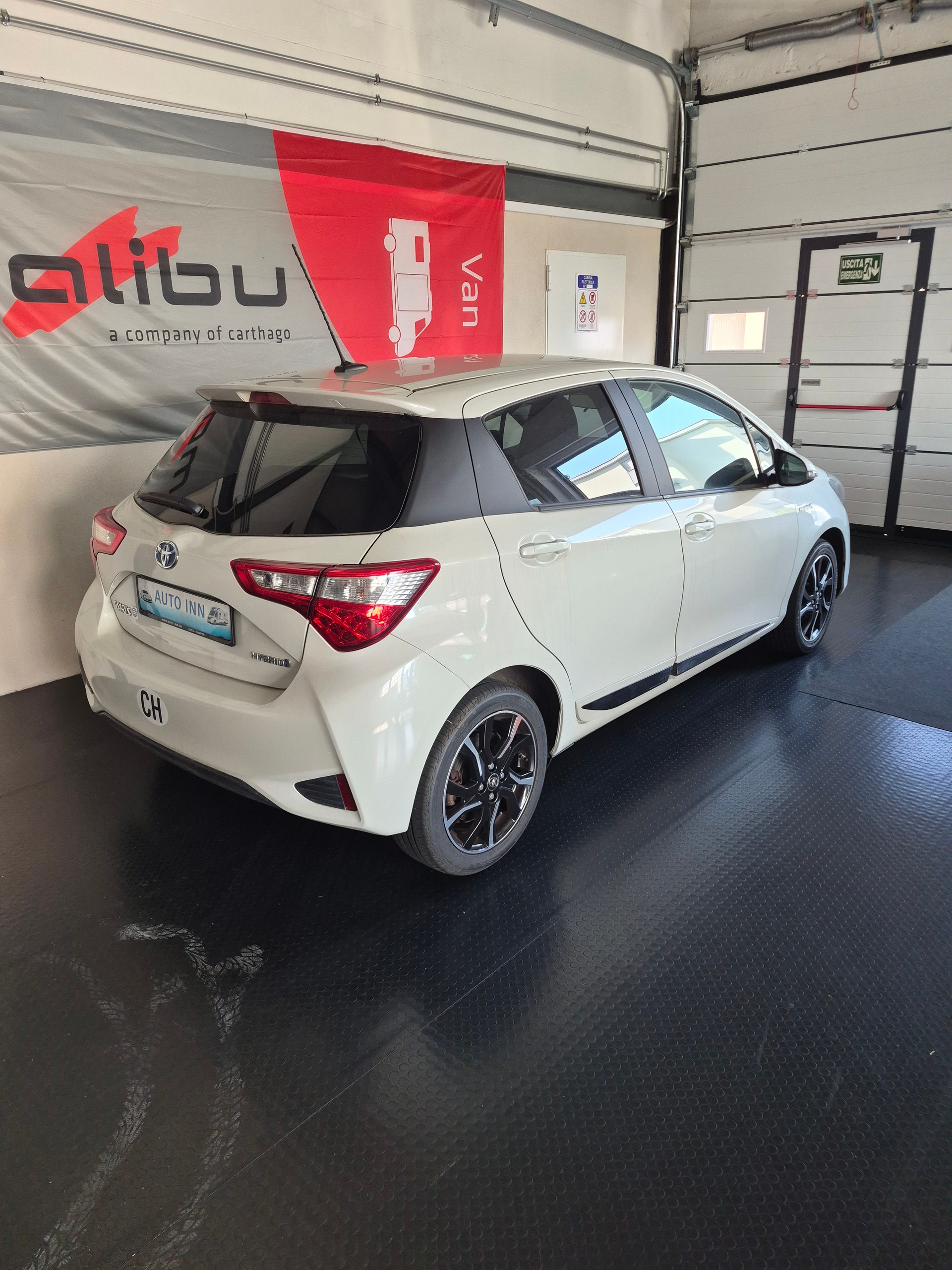 TOYOTA Yaris 1.5 VVT-i Hybrid Premium e-CVT-image-2