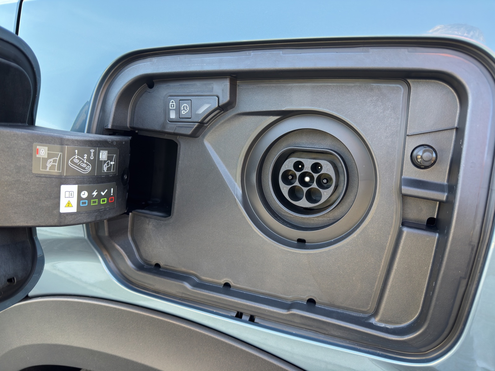 PEUGEOT 5008 1.6 PHEV 225 GT Exclusive-image-23