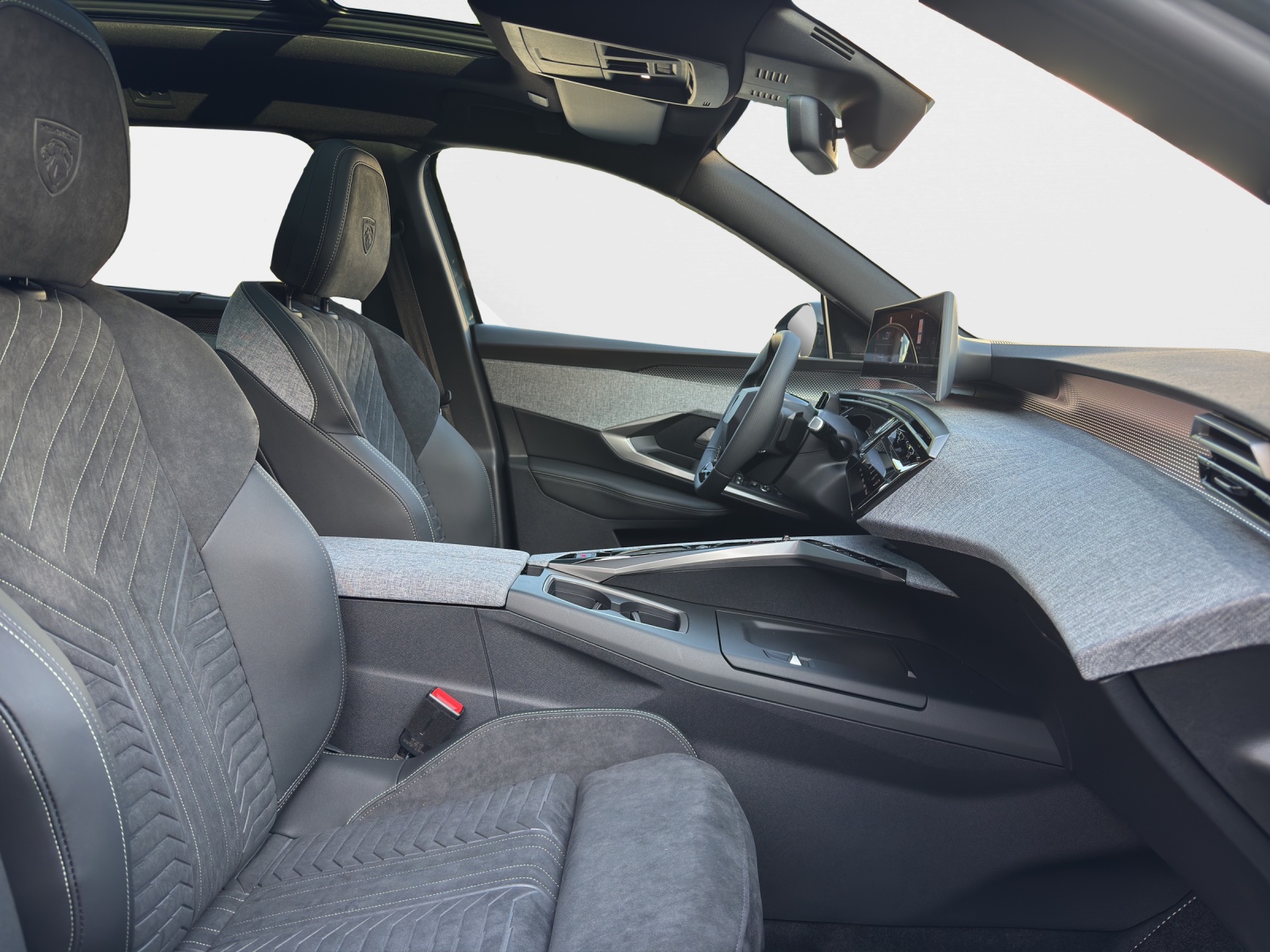 PEUGEOT 5008 1.6 PHEV 225 GT Exclusive-image-11