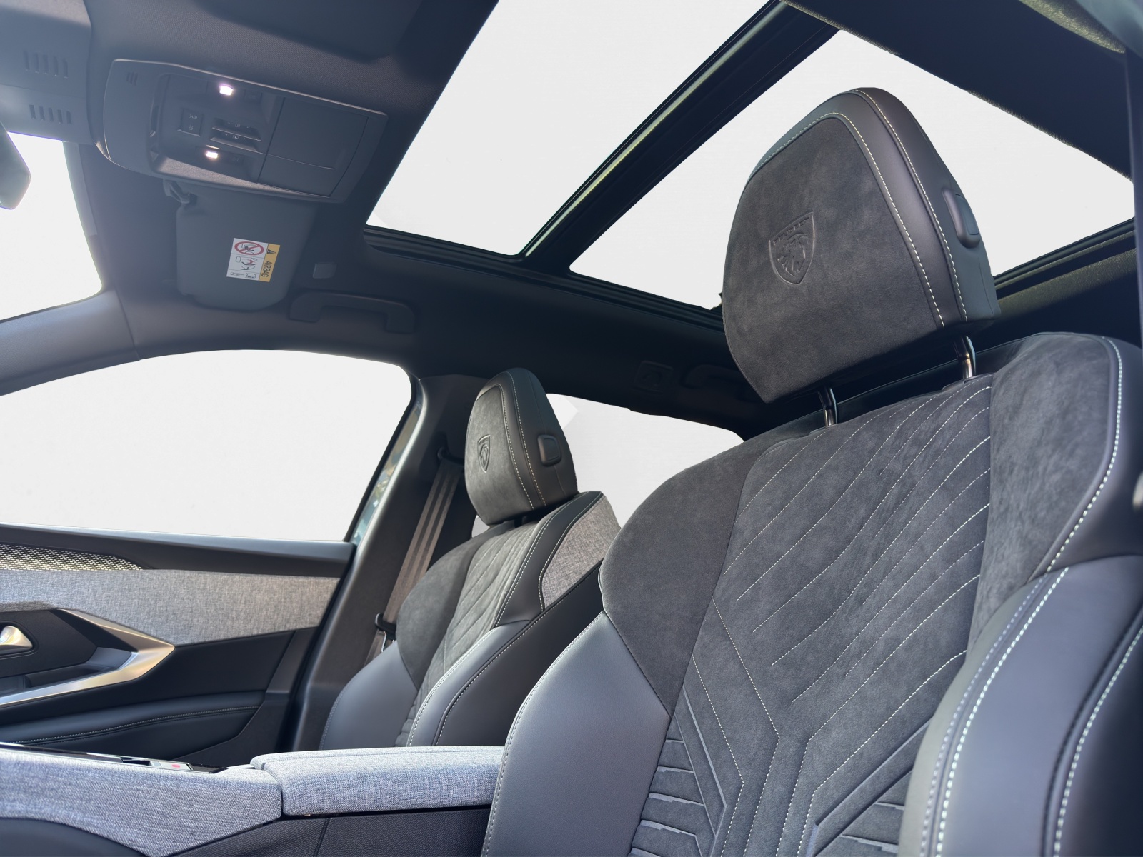 PEUGEOT 5008 1.6 PHEV 225 GT Exclusive-image-16