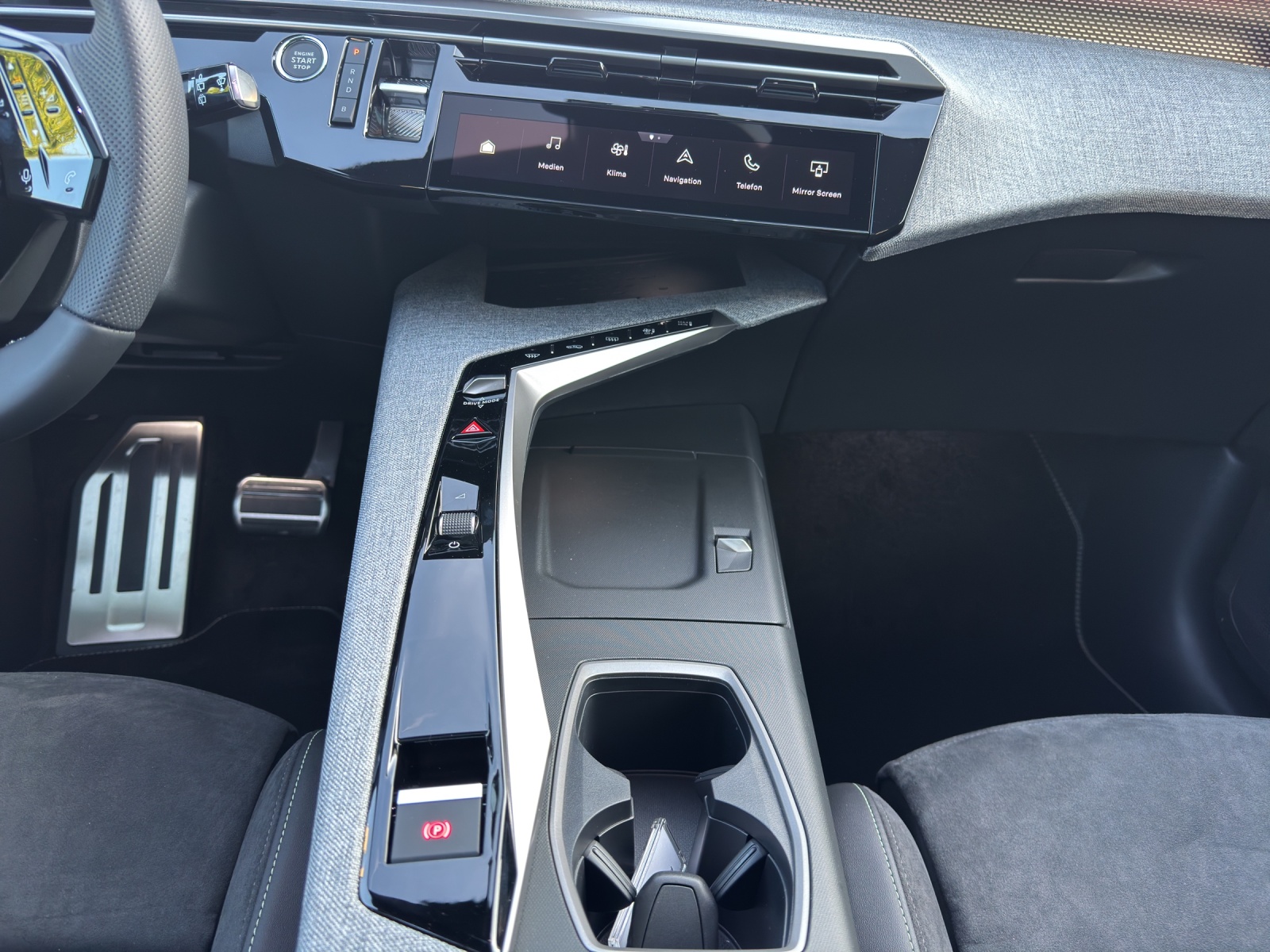 PEUGEOT 5008 1.6 PHEV 225 GT Exclusive-image-10