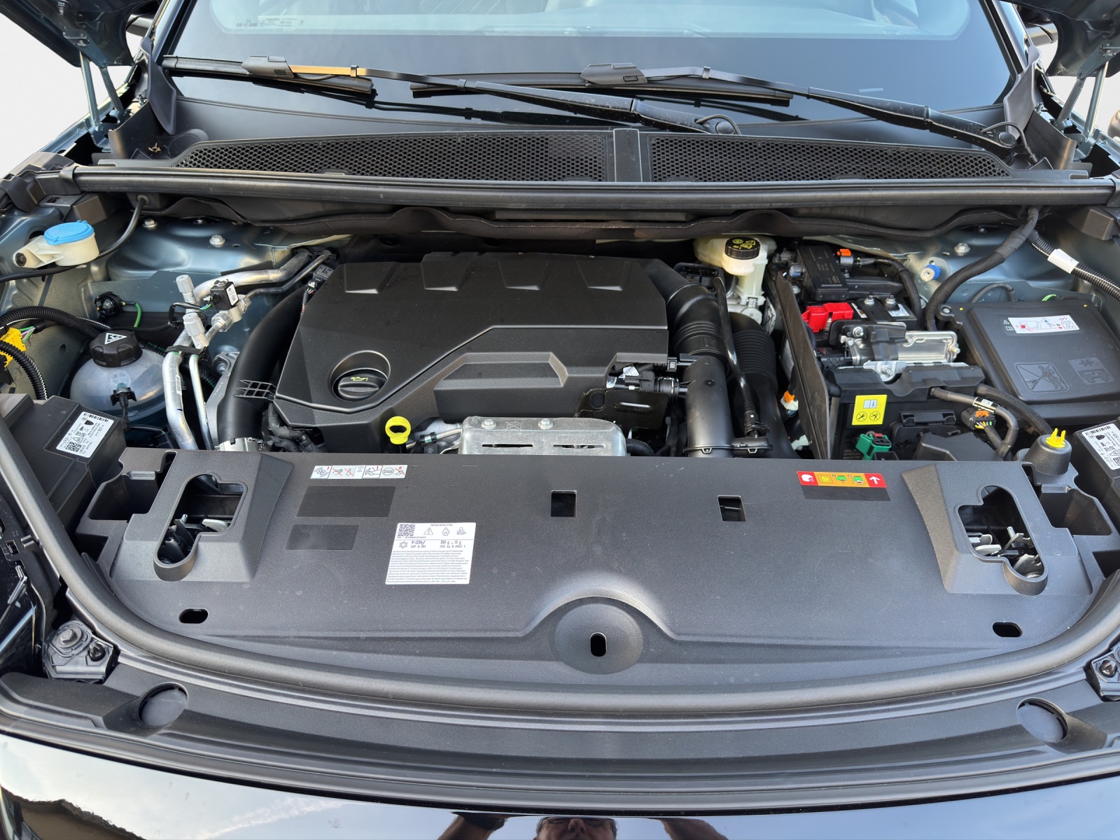 PEUGEOT 5008 1.6 PHEV 225 GT Exclusive-image-14