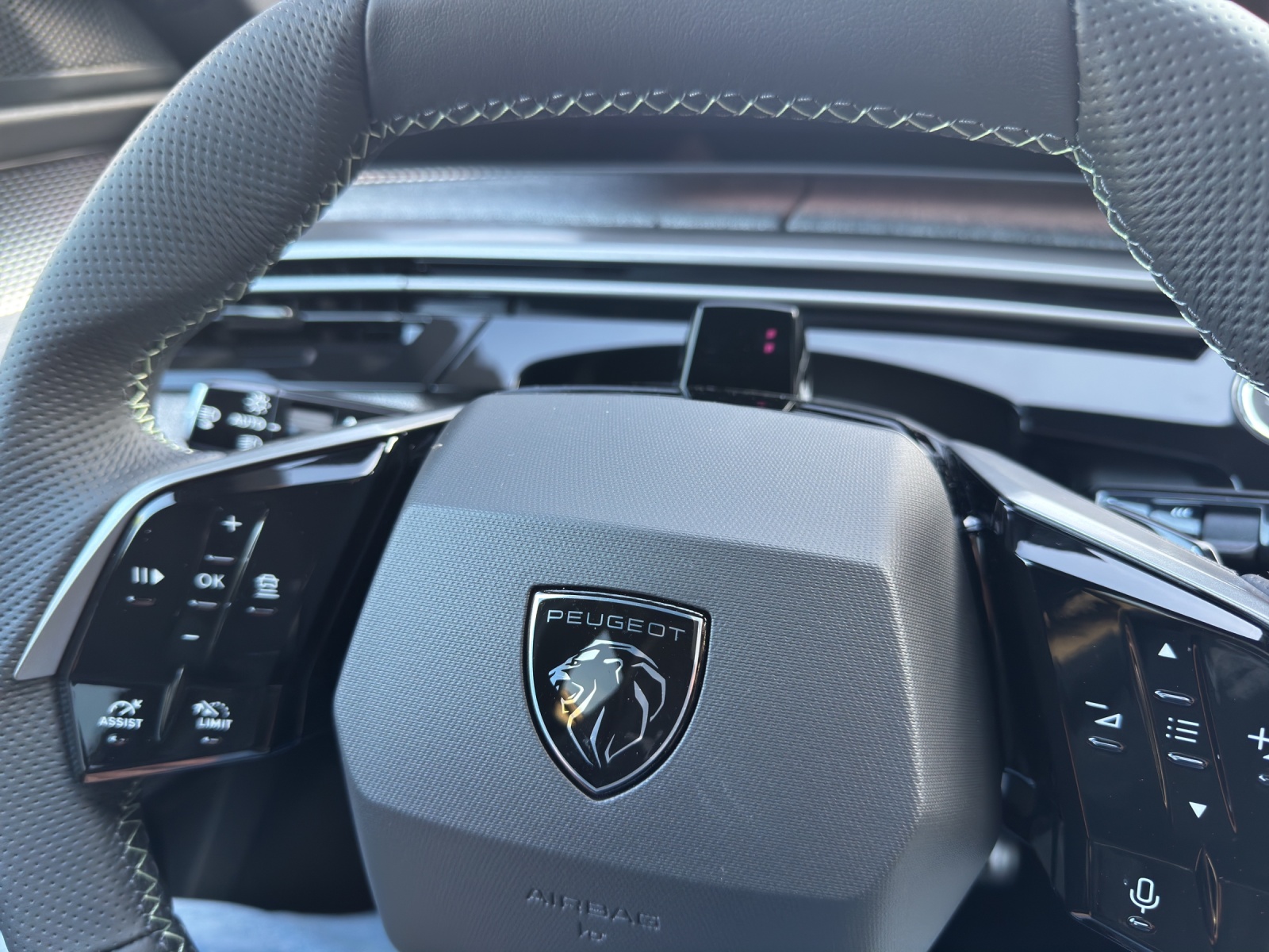 PEUGEOT 5008 1.6 PHEV 225 GT Exclusive-image-25