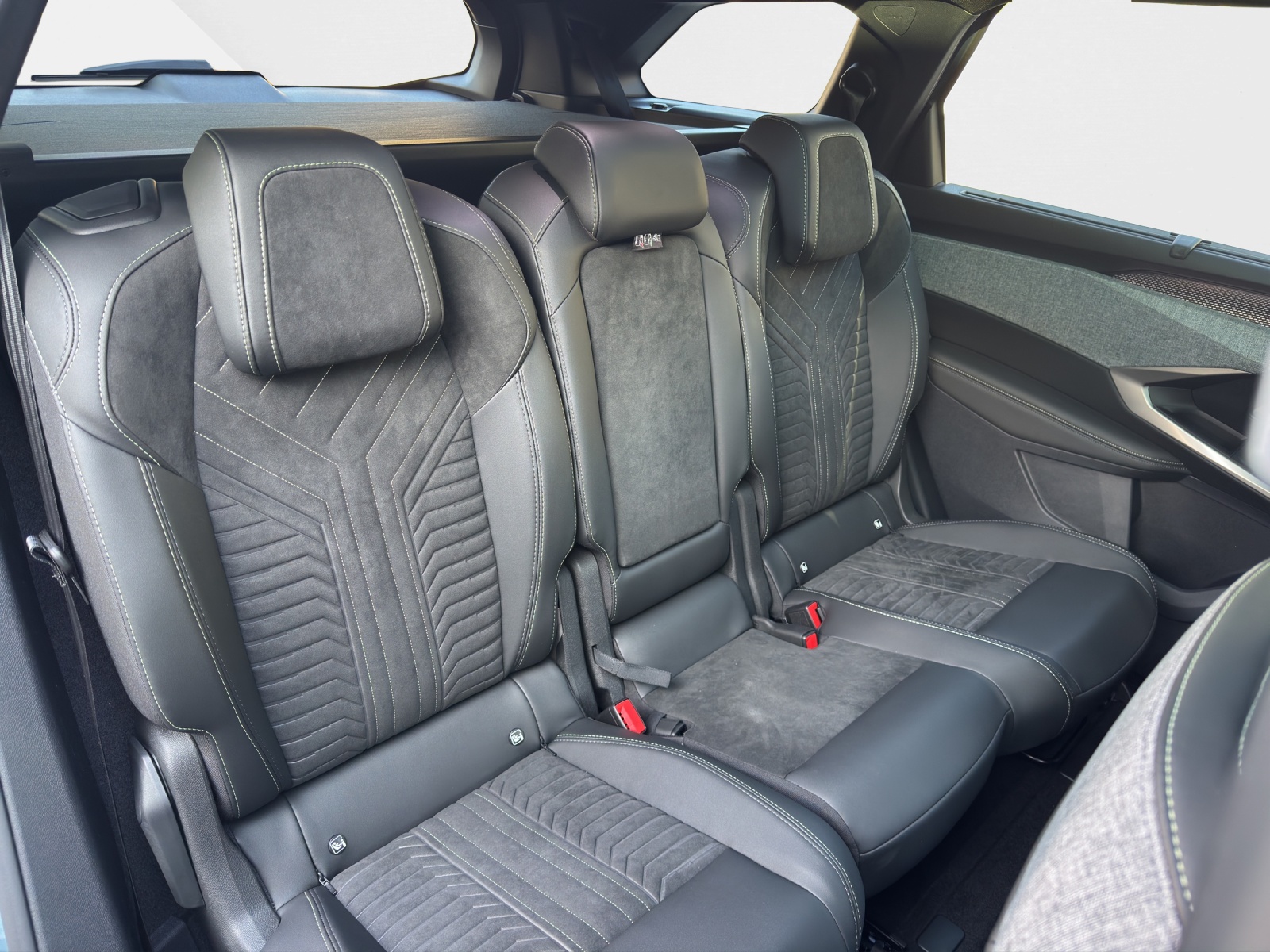PEUGEOT 5008 1.6 PHEV 225 GT Exclusive-image-12