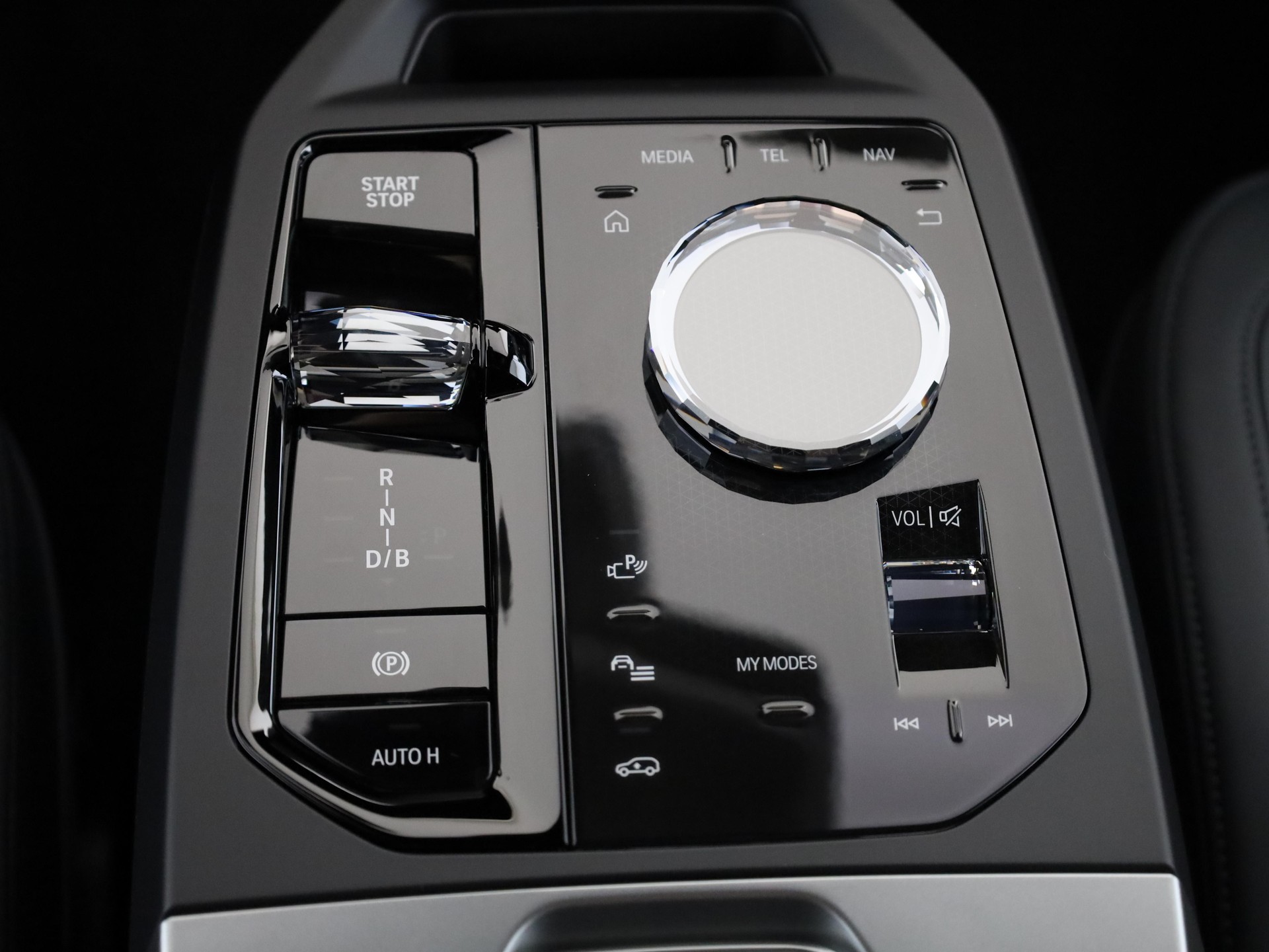 BMW iX xDrive60-image-16