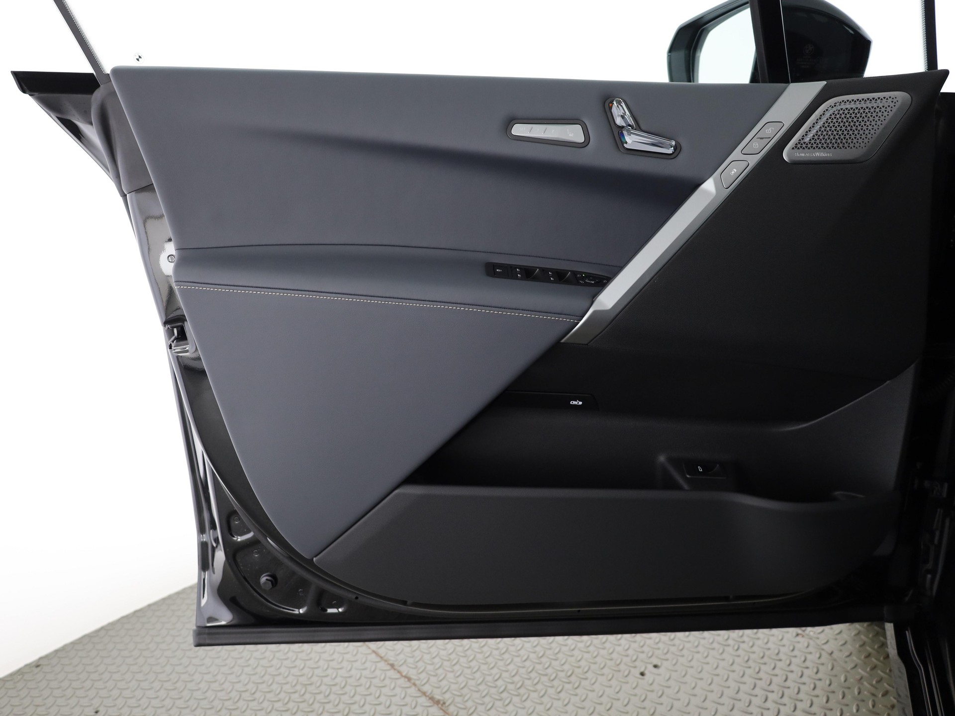 BMW iX xDrive60-image-9