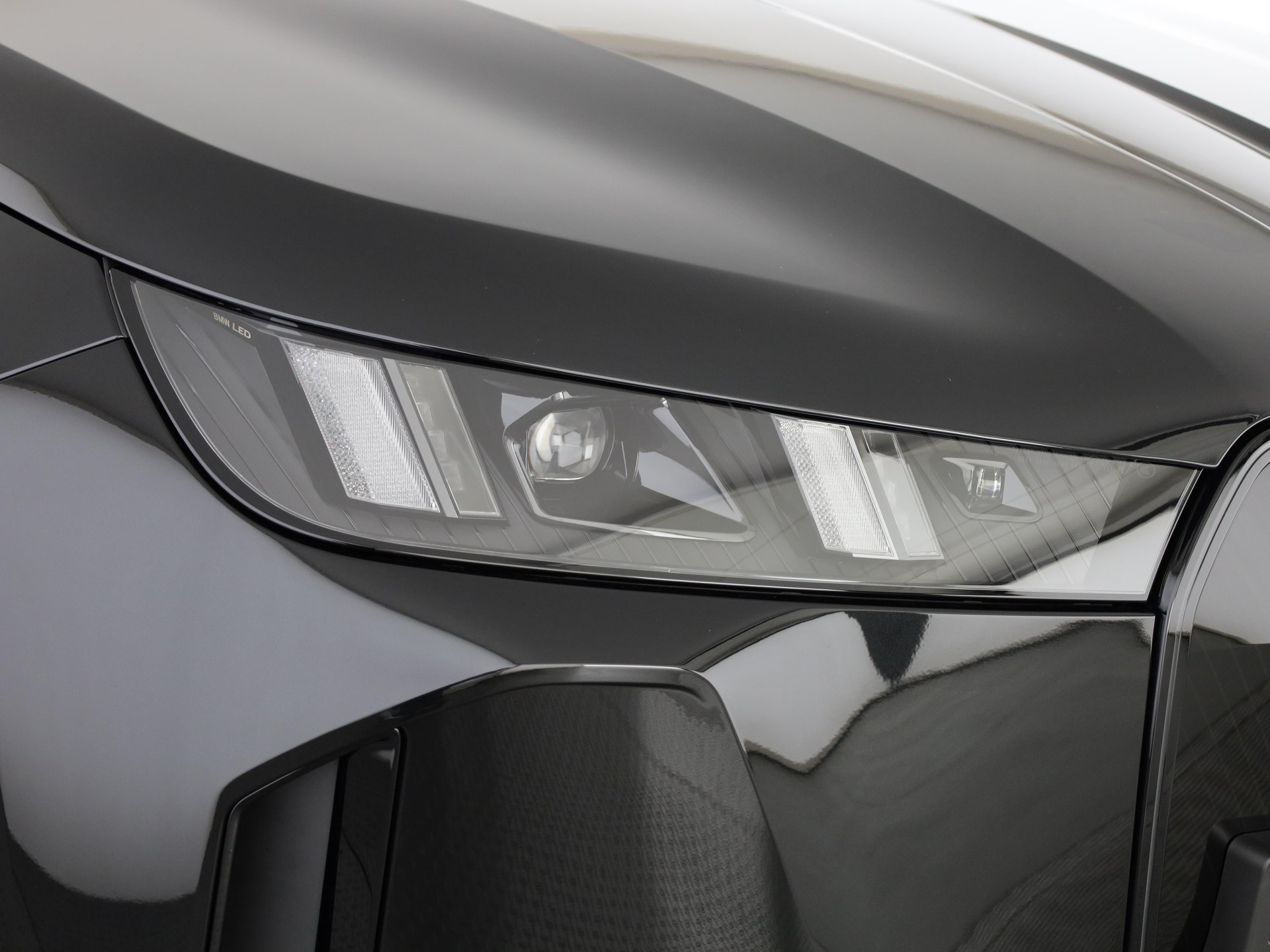 BMW iX xDrive60-image-5