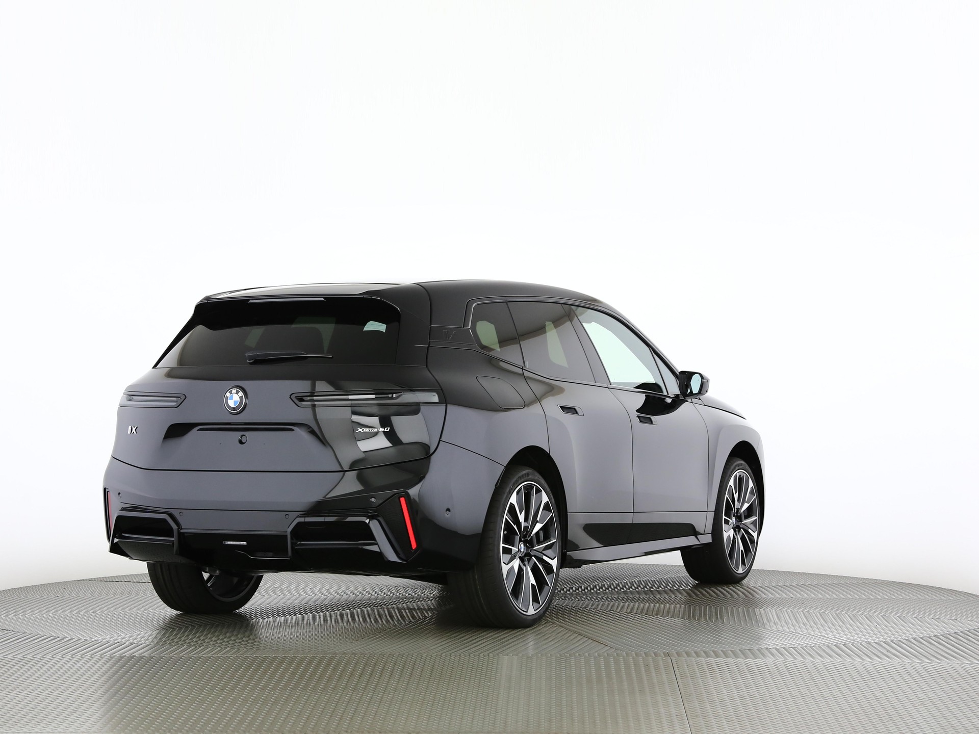 BMW iX xDrive60-image-1