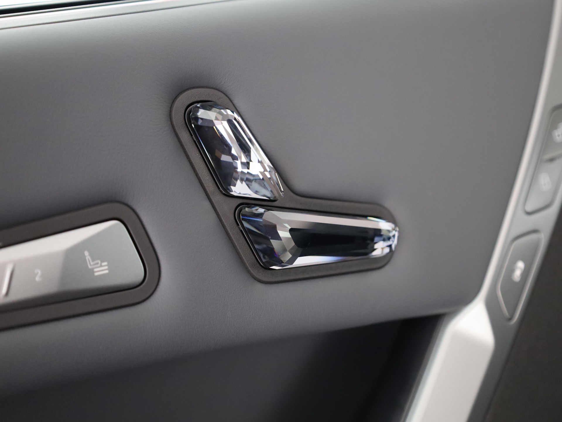 BMW iX xDrive60-image-10