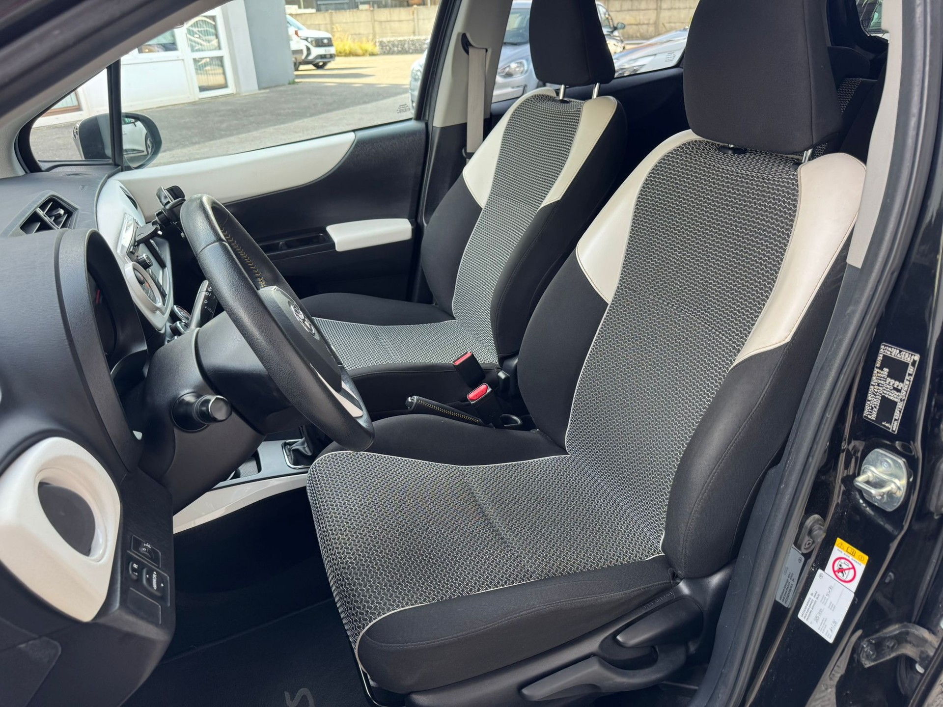 TOYOTA Yaris 1.33 Style-image-9
