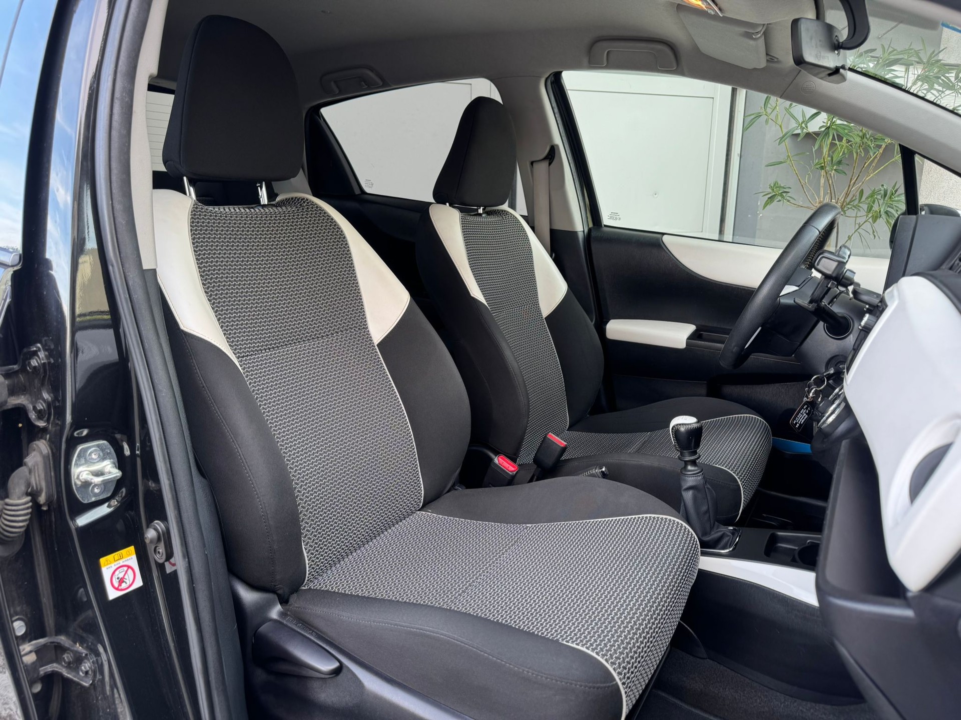 TOYOTA Yaris 1.33 Style-image-11