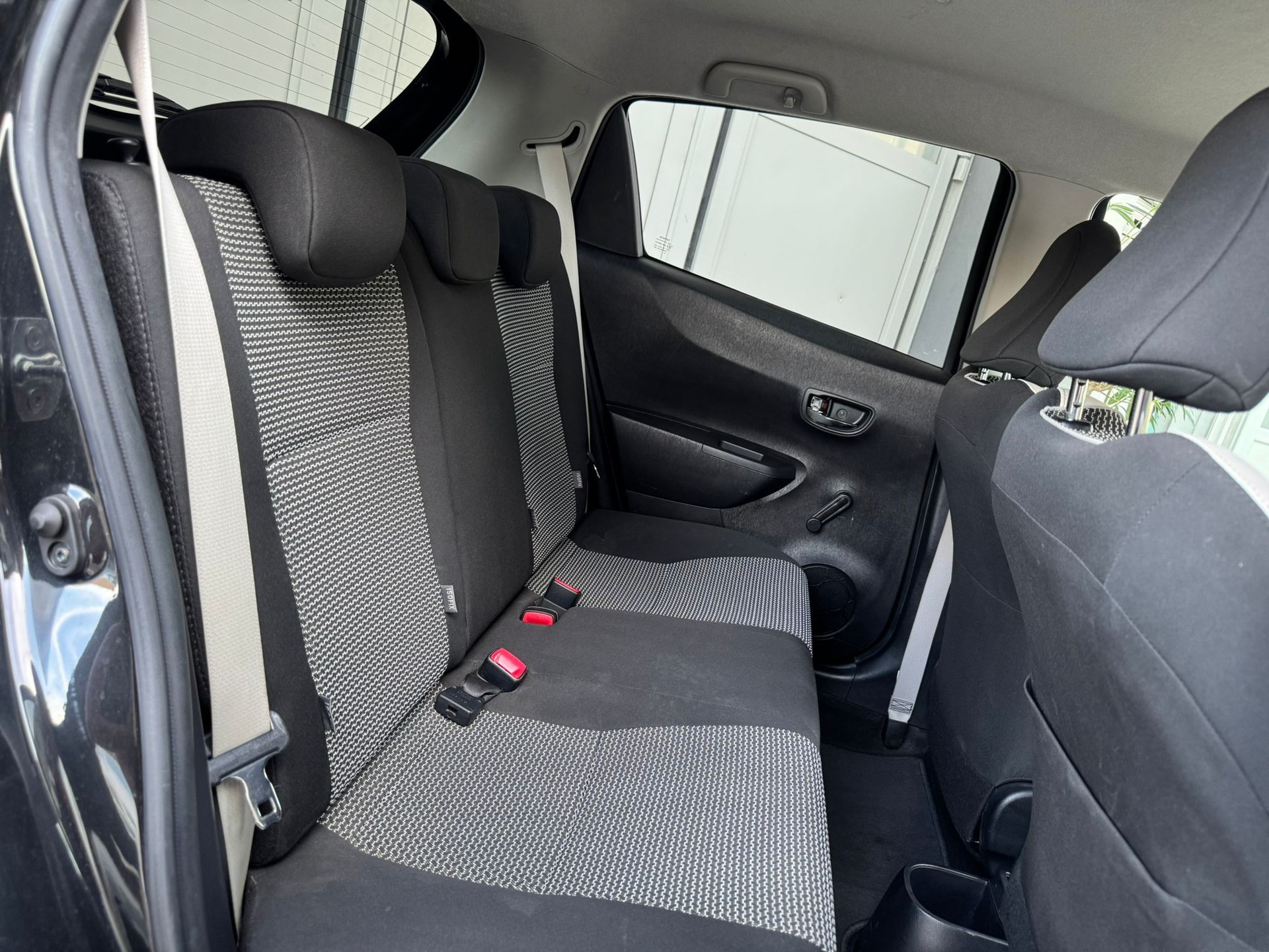 TOYOTA Yaris 1.33 Style-image-10