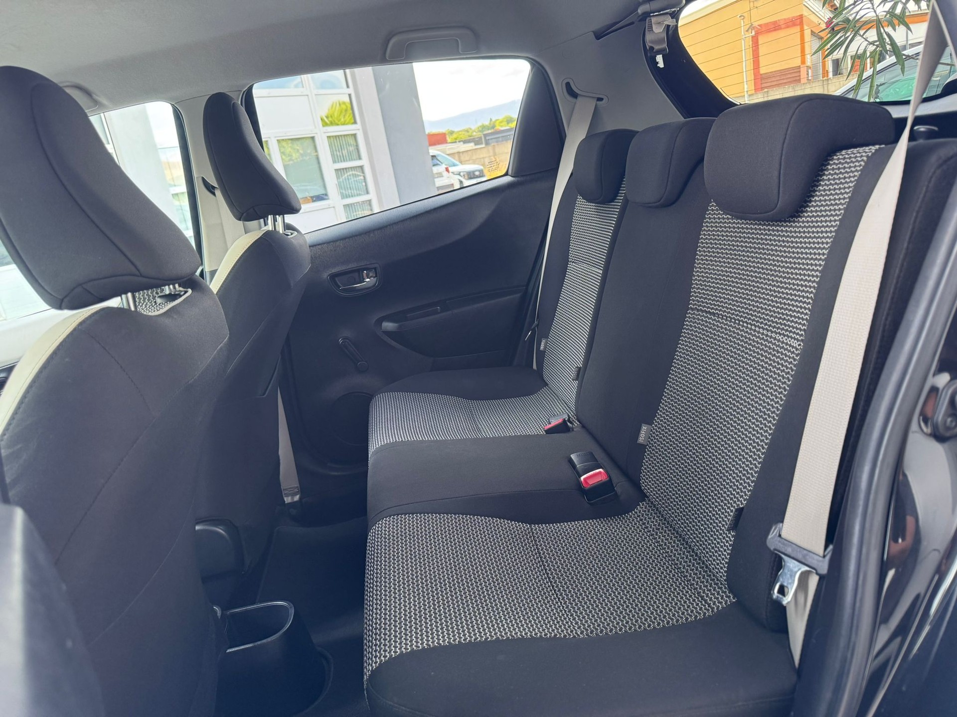 TOYOTA Yaris 1.33 Style-image-12