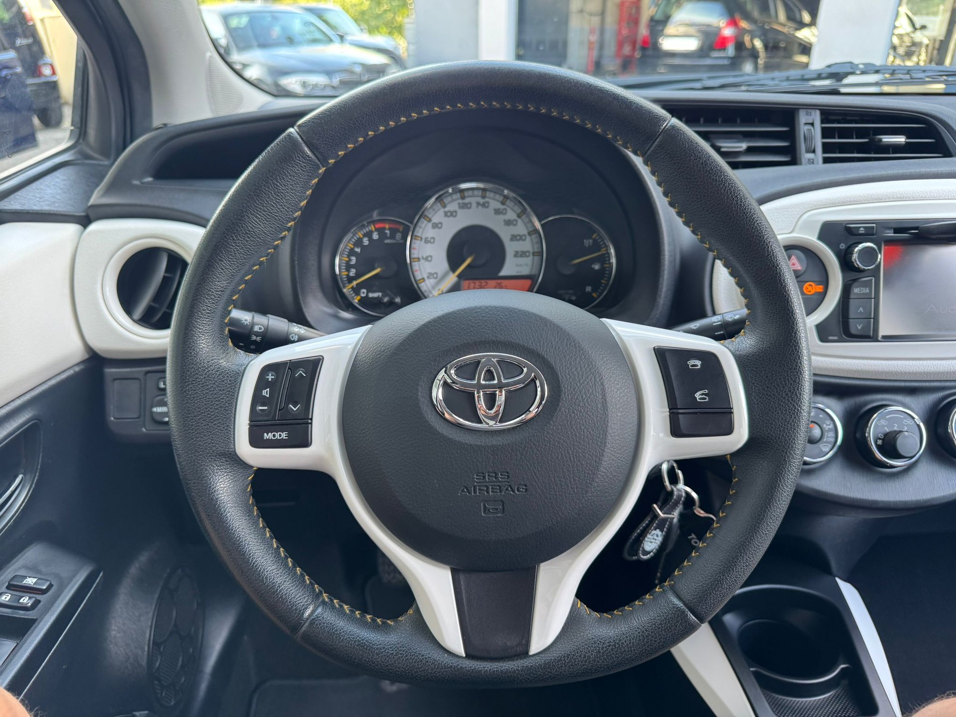 TOYOTA Yaris 1.33 Style-image-13