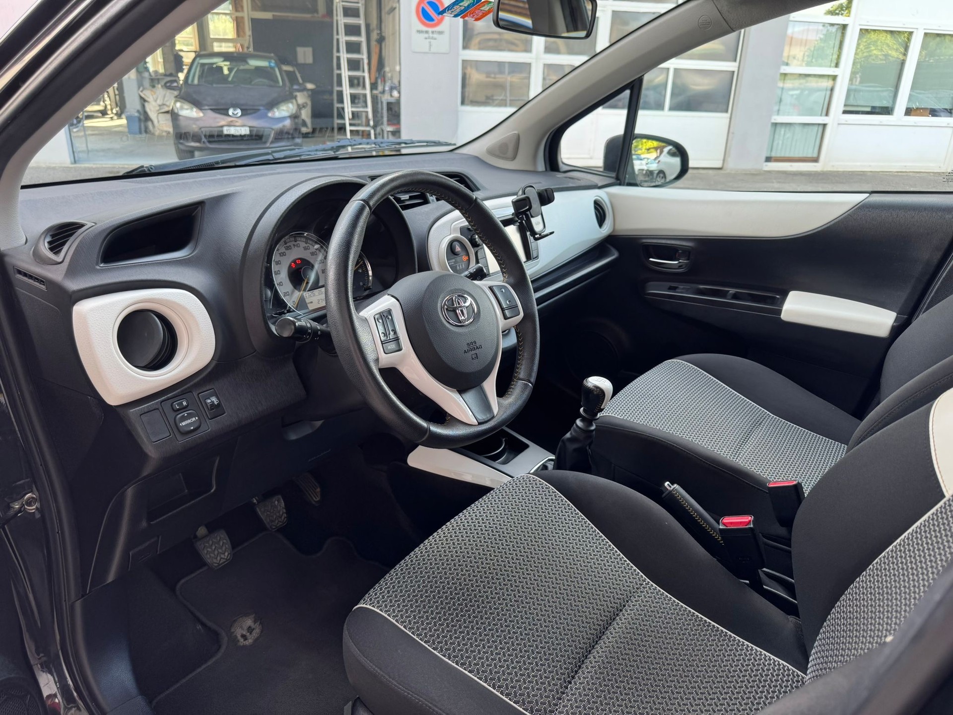 TOYOTA Yaris 1.33 Style-image-8