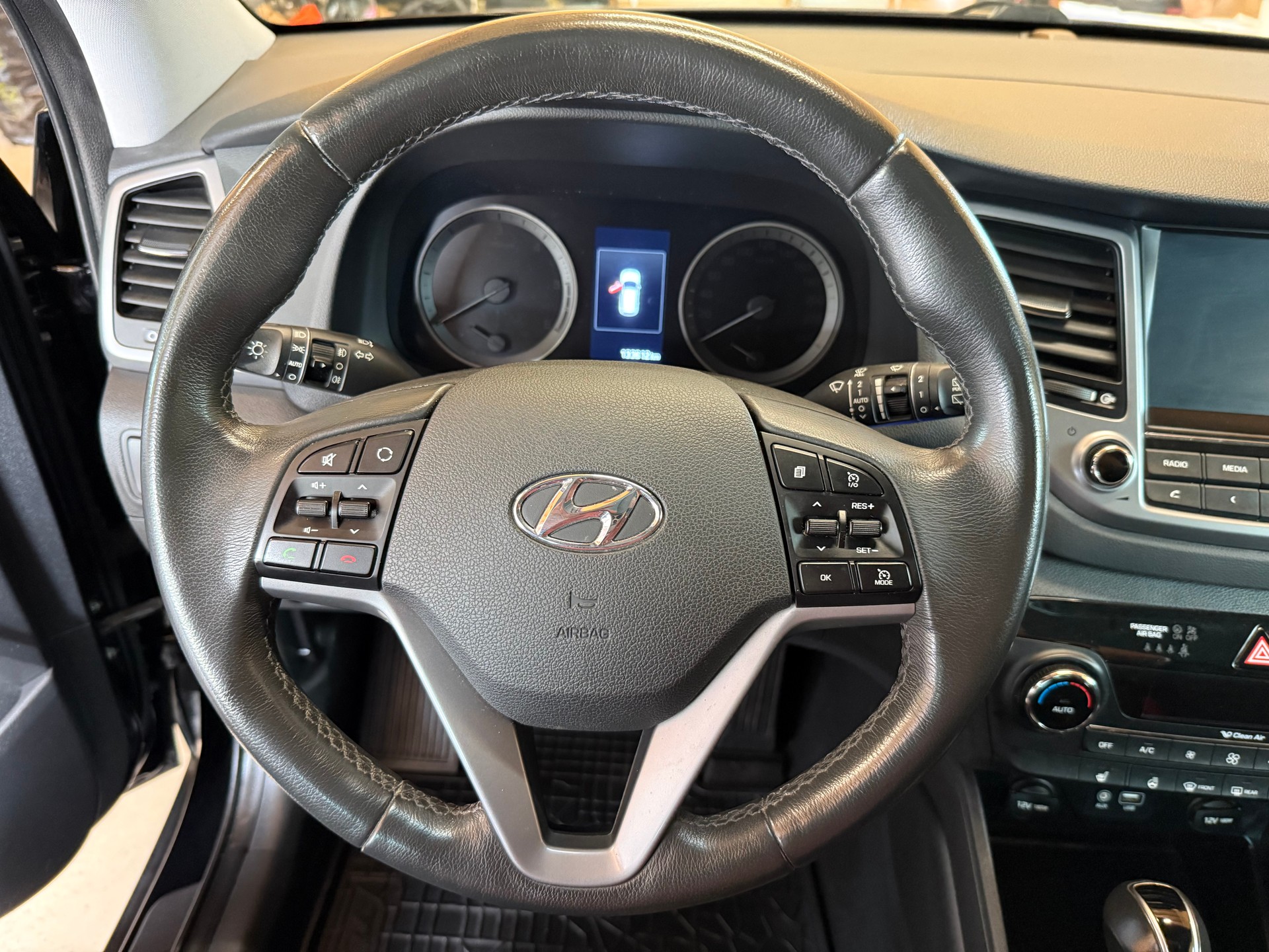 HYUNDAI Tucson 2.0 CRDI Launch Edition 4WD Automatic-image-9